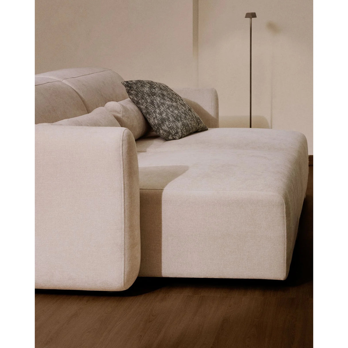 4-Sitzer-Sofa Lares mit elektrisch ausfahrbaren Sitzen und verstellbarer Kopfstütze in beiger Chenille, 290 cm von Kave Home – Produktbild 4