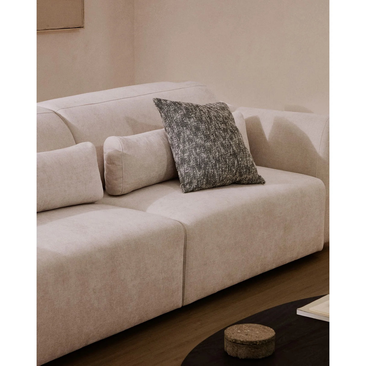4-Sitzer-Sofa Lares mit elektrisch ausfahrbaren Sitzen und verstellbarer Kopfstütze in beiger Chenille, 290 cm von Kave Home – Produktbild 5