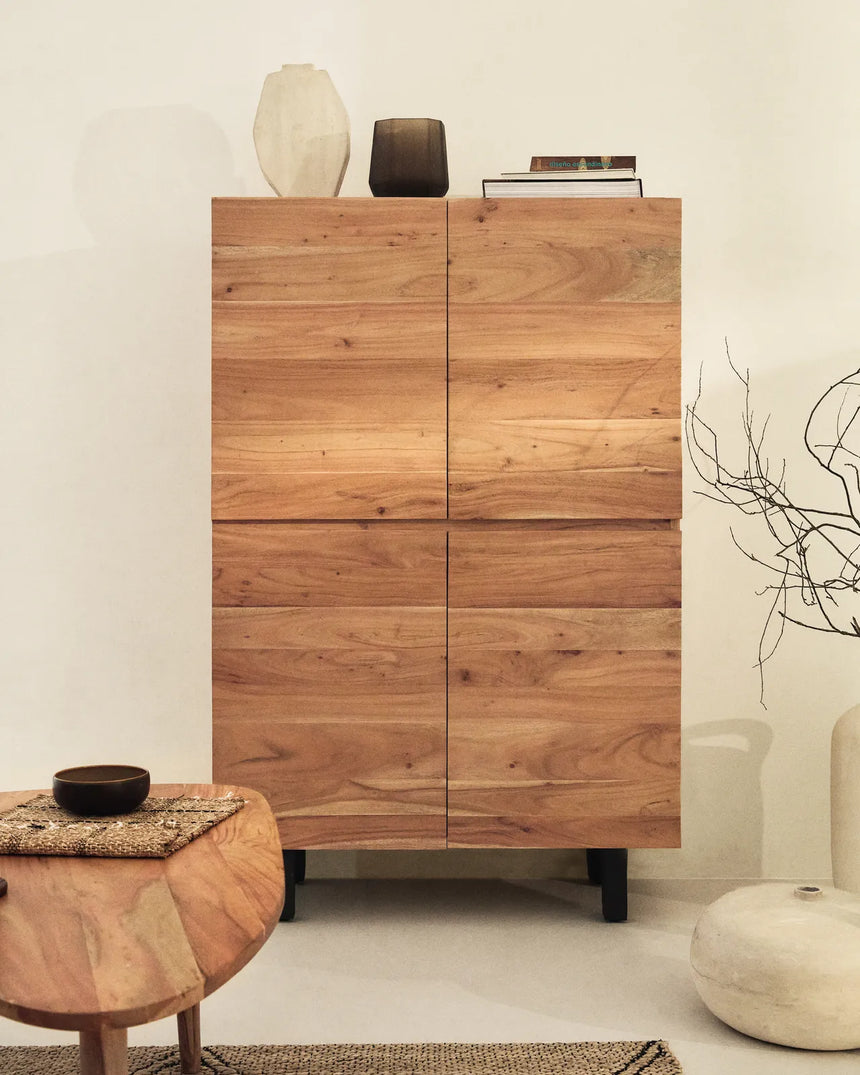 4-türiges Highboard Uxue aus massivem Akazienholz mit gebleichtem Finish und schwarzem Stahl 100 x 155 cm von Kave Home – Bild 2