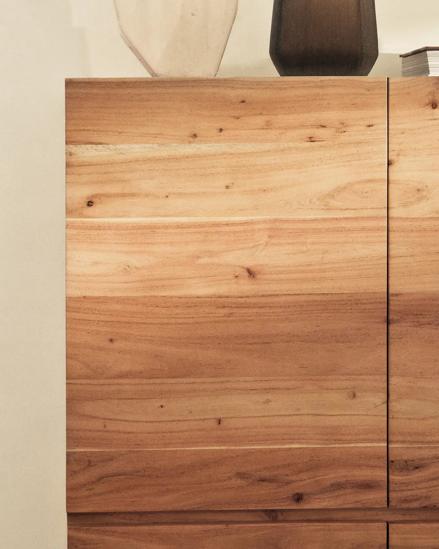 4-türiges Highboard Uxue aus massivem Akazienholz mit gebleichtem Finish und schwarzem Stahl 100 x 155 cm von Kave Home – Bild 3