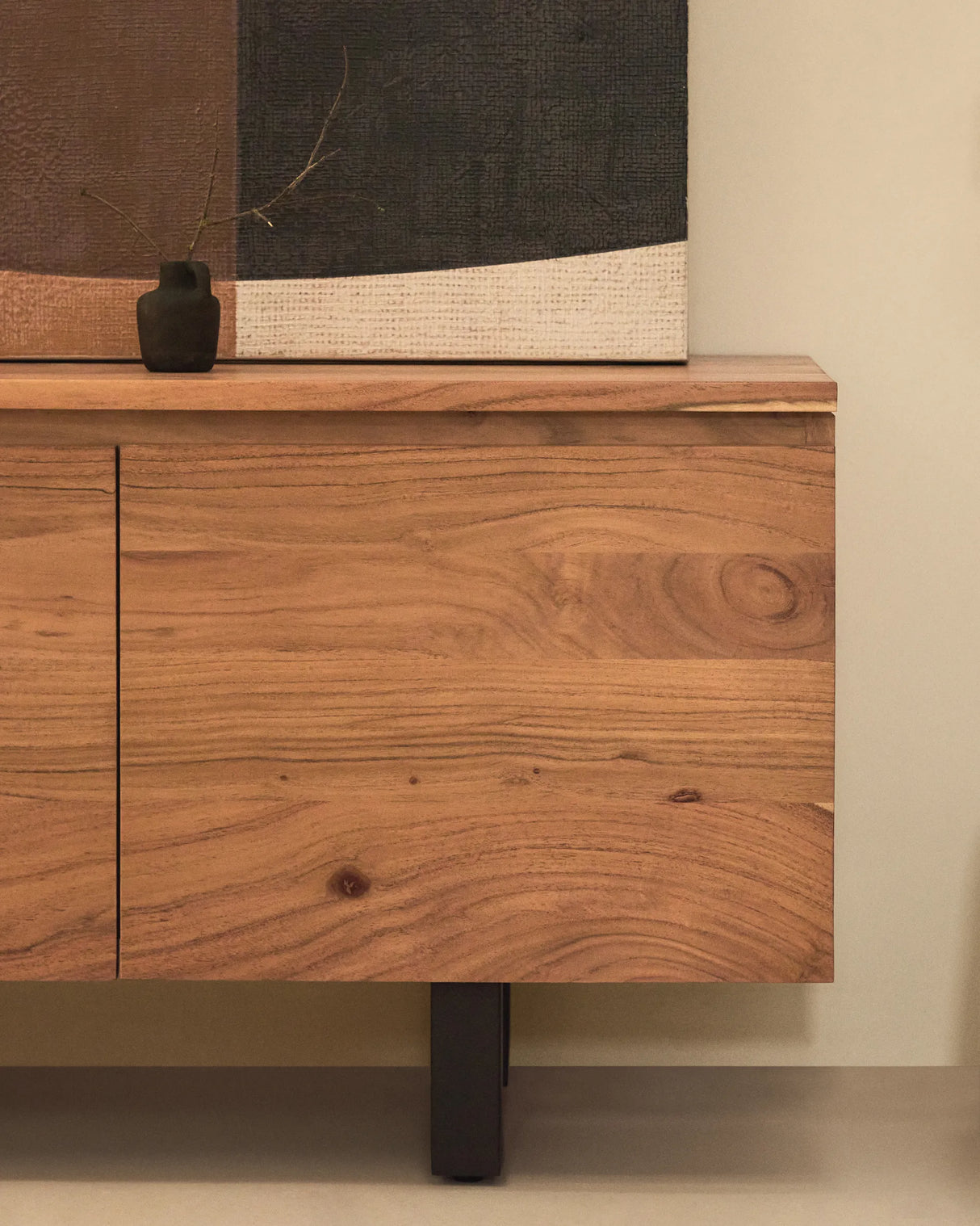 4-türiges TV-Möbel Uxue aus massivem Akazienholz mit gebleichtem Finish 200 x 58 cm von Kave Home – Produktbild 3