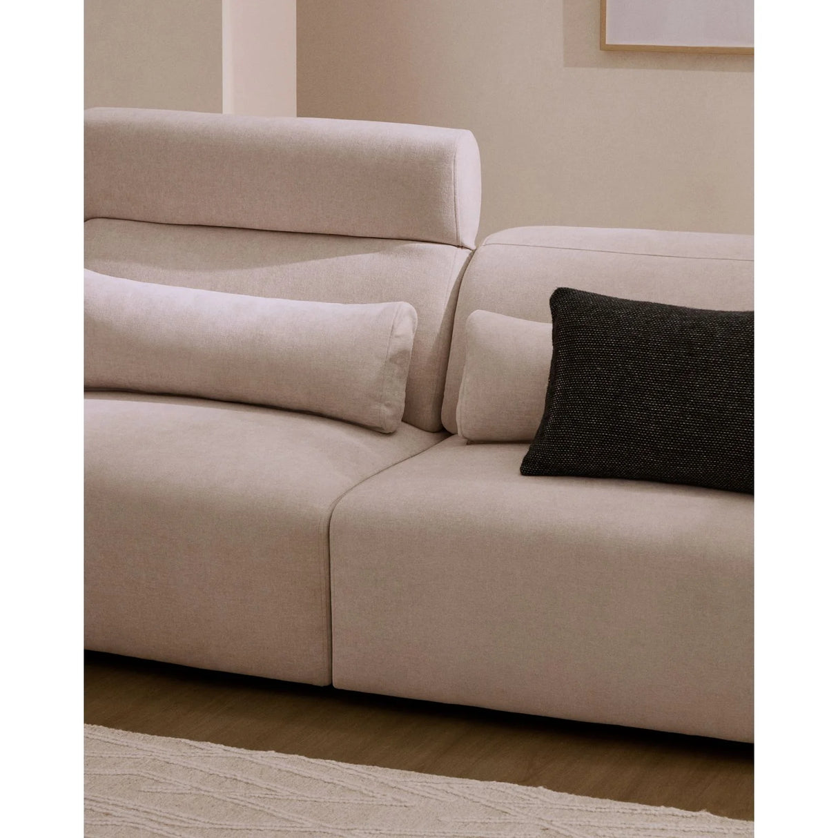 5-Sitzer-Sofa Lares mit elektrisch ausfahrbaren Sitzen und verstellbarer Kopfstütze in beiger Chenille, 335 cm von Kave Home – Produktbild 4