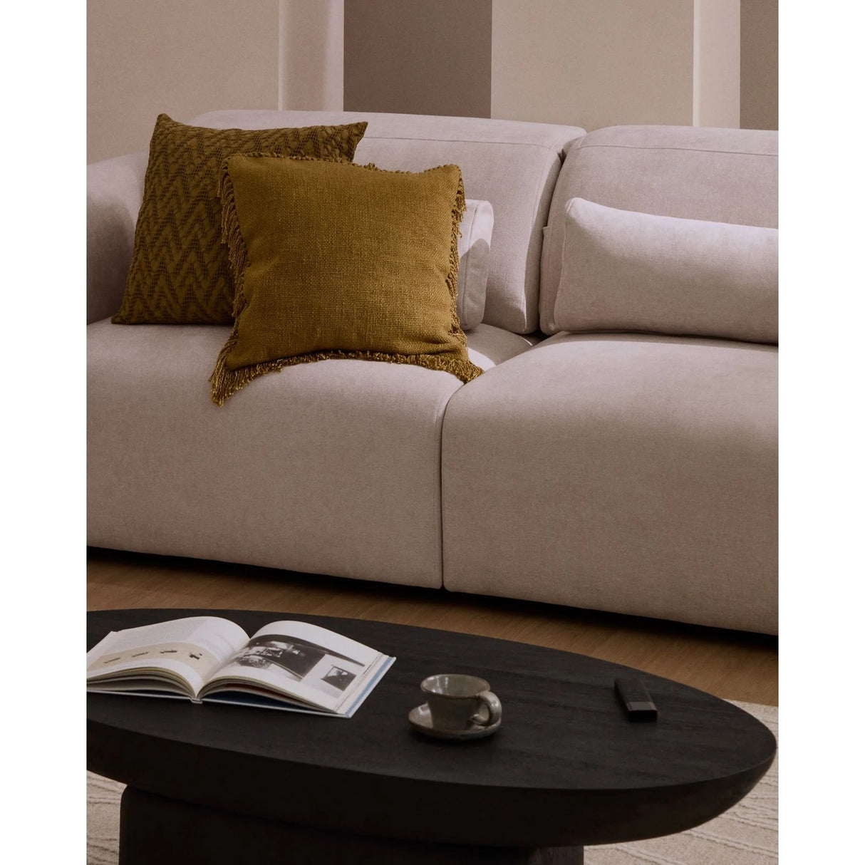 5-Sitzer-Sofa Lares mit elektrisch ausfahrbaren Sitzen und verstellbarer Kopfstütze in beiger Chenille, 335 cm von Kave Home – Produktbild 5