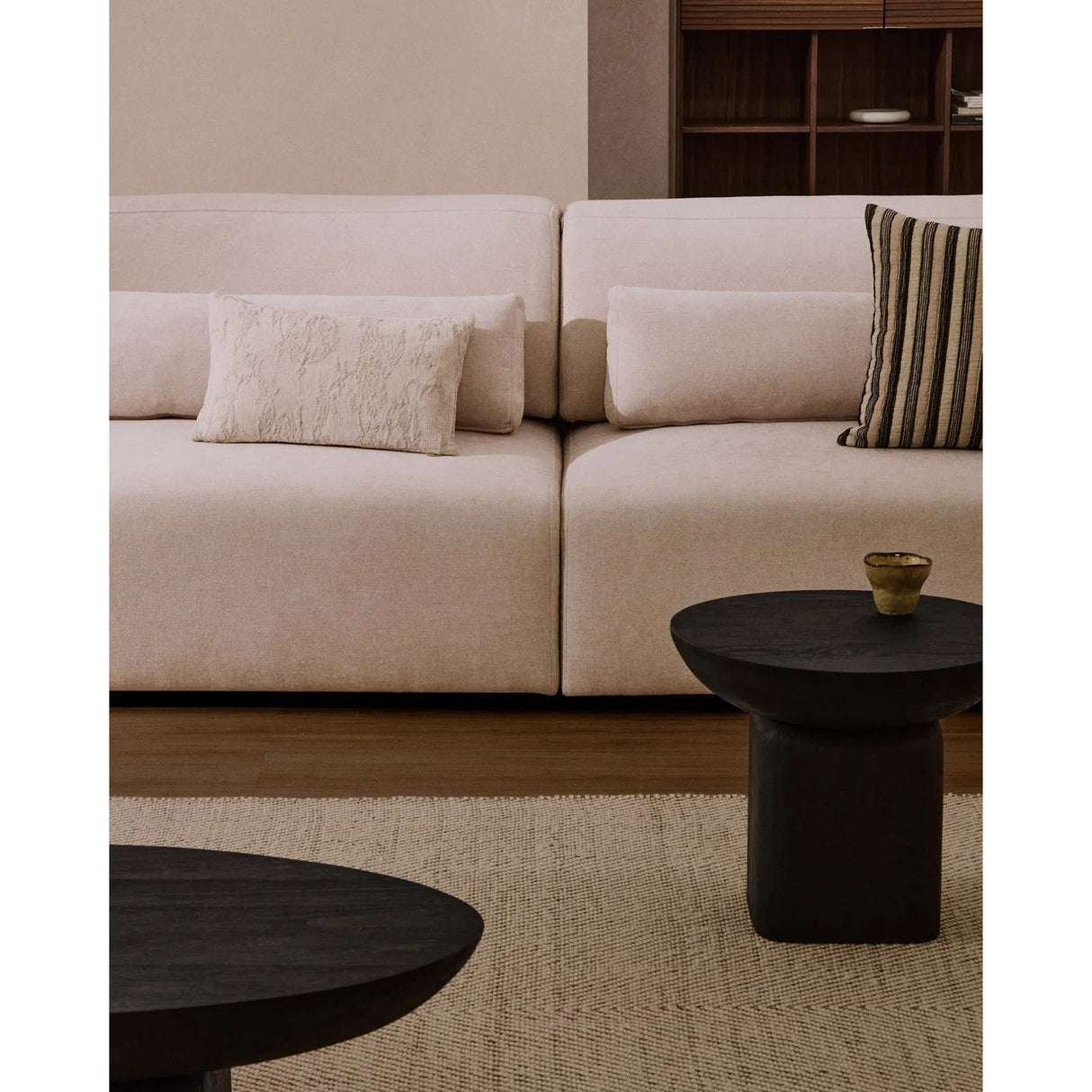 6-Sitzer-Sofa Lares mit elektrisch ausfahrbaren Sitzen und verstellbarer Kopfstütze in beiger Chenille, 410 cm von Kave Home – Produktbild 5