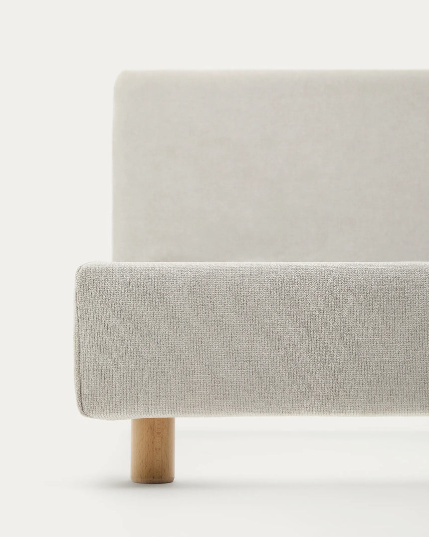 Abziehbares Bett Valma aus perlfarbener Chenille mit Beinen aus massivem Buchenholz für Matratze von 180 x 200 cm von Kave Home – Produktbild 1