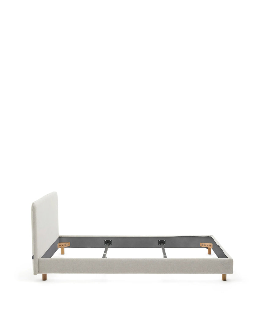 Abziehbares Bett Valma aus perlfarbener Chenille mit Beinen aus massivem Buchenholz für Matratze von 180 x 200 cm von Kave Home – Produktbild 11