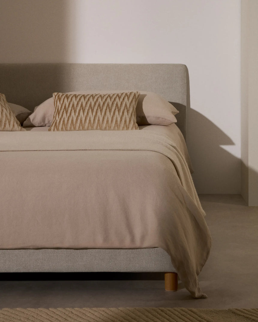 Abziehbares Bett Valma aus perlfarbener Chenille mit Beinen aus massivem Buchenholz für Matratze von 180 x 200 cm von Kave Home – Produktbild 8