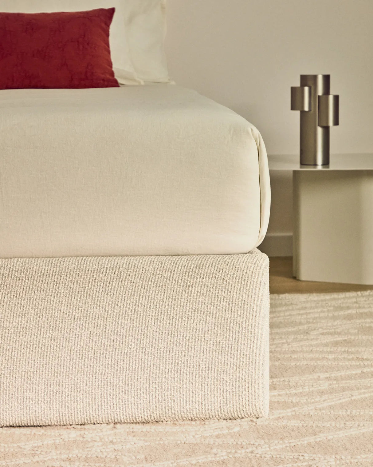 Abziehbares, aufklappbares Bett mit Stauraum Nelzi für Matratzengröße 150 x 200 cm in ecrufarbener Chenille, 100 % FSC von Kave Home – Produktbild 4