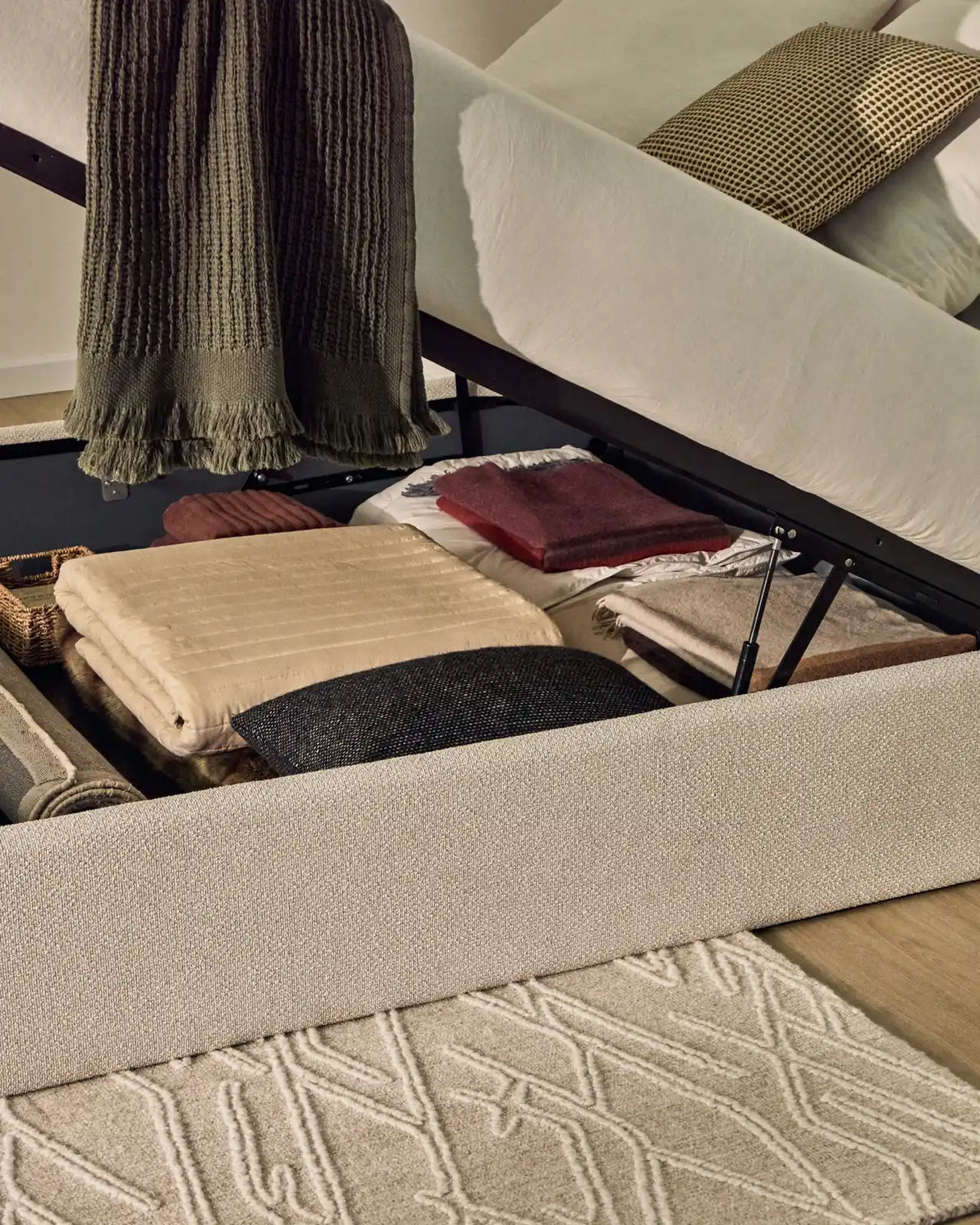 Abziehbares, aufklappbares Bett mit Stauraum Nelzi für Matratzengröße 160 x 200 cm in ecrufarbener Chenille, 100 % FSC von Kave Home – Produktbild 6