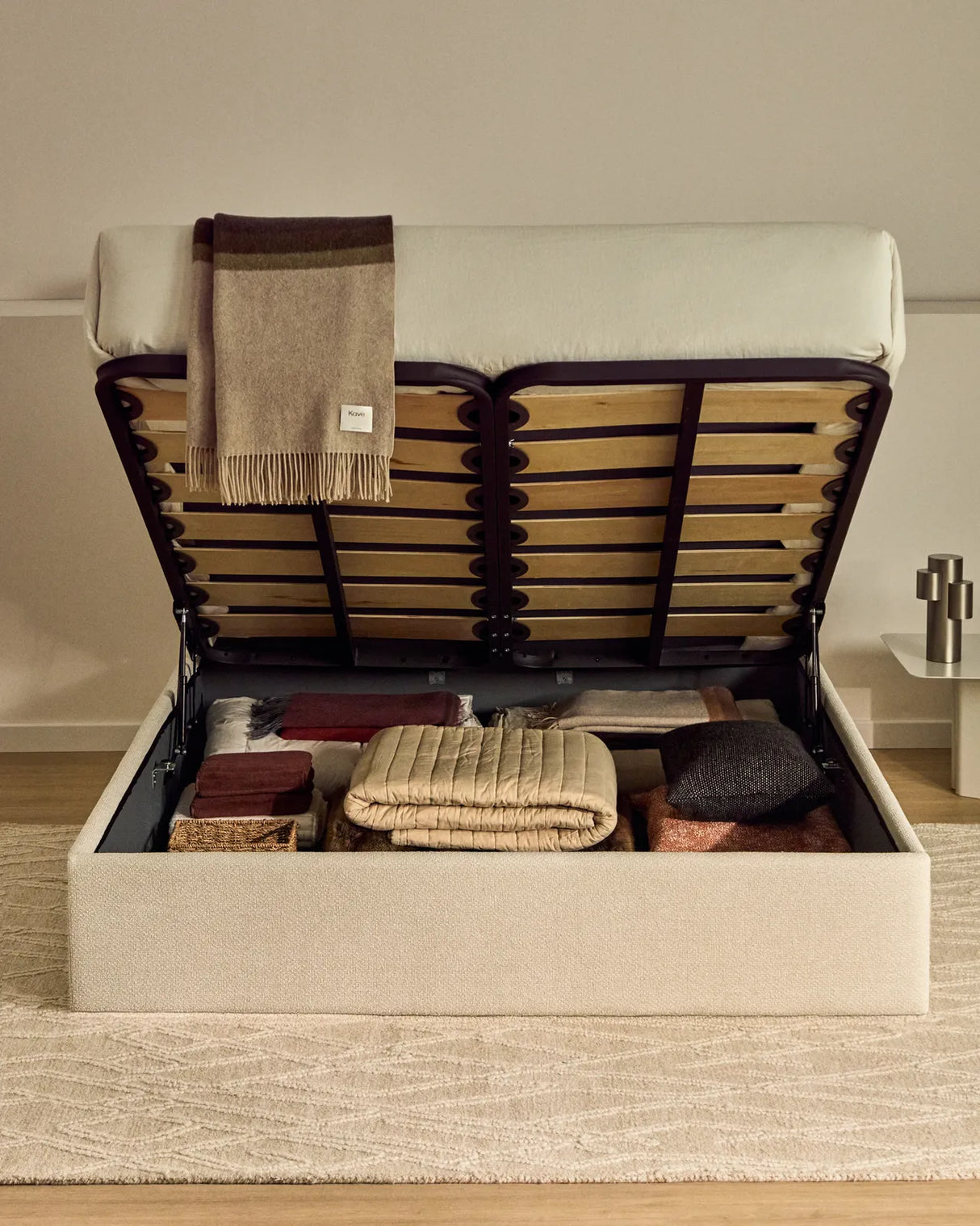 Abziehbares, aufklappbares Bett mit Stauraum Nelzi für Matratzengröße 180 x 200 cm in ecrufarbener Chenille, 100 % FSC von Kave Home – Produktbild 3