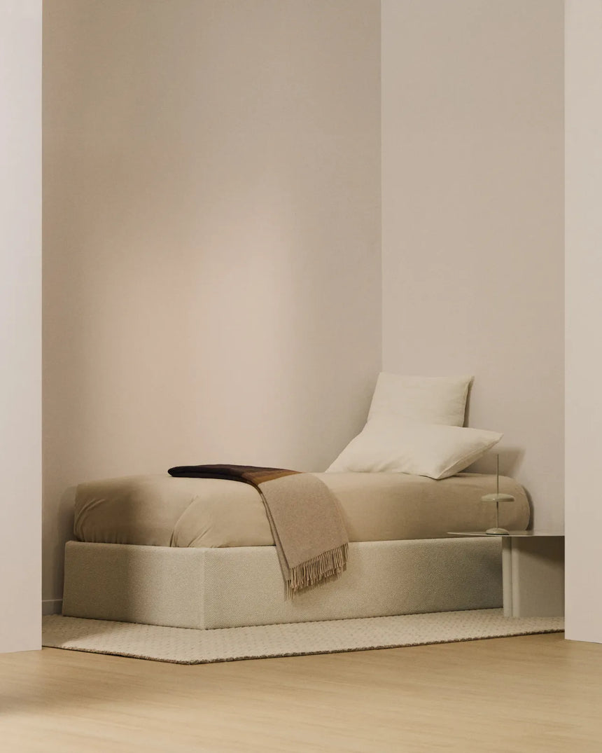 Abziehbares, seitlich aufklappbares Bett mit Stauraum Nelzi für Matratzengröße 90 x 200 cm in ecrufarbener Chenille, 100 % FSC von Kave Home – Produktbild 5