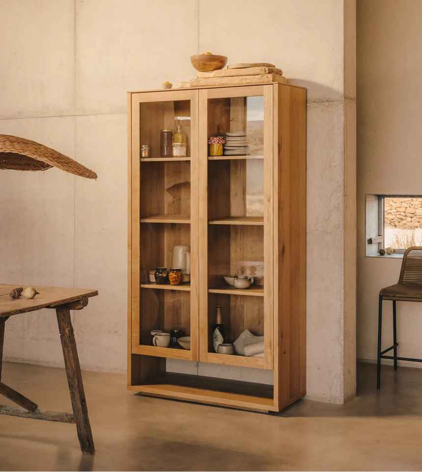Alguema Vitrine aus Eichenfurnier mit natürlichem Finish 100 x 185 cm von Kave Home – Bild 2