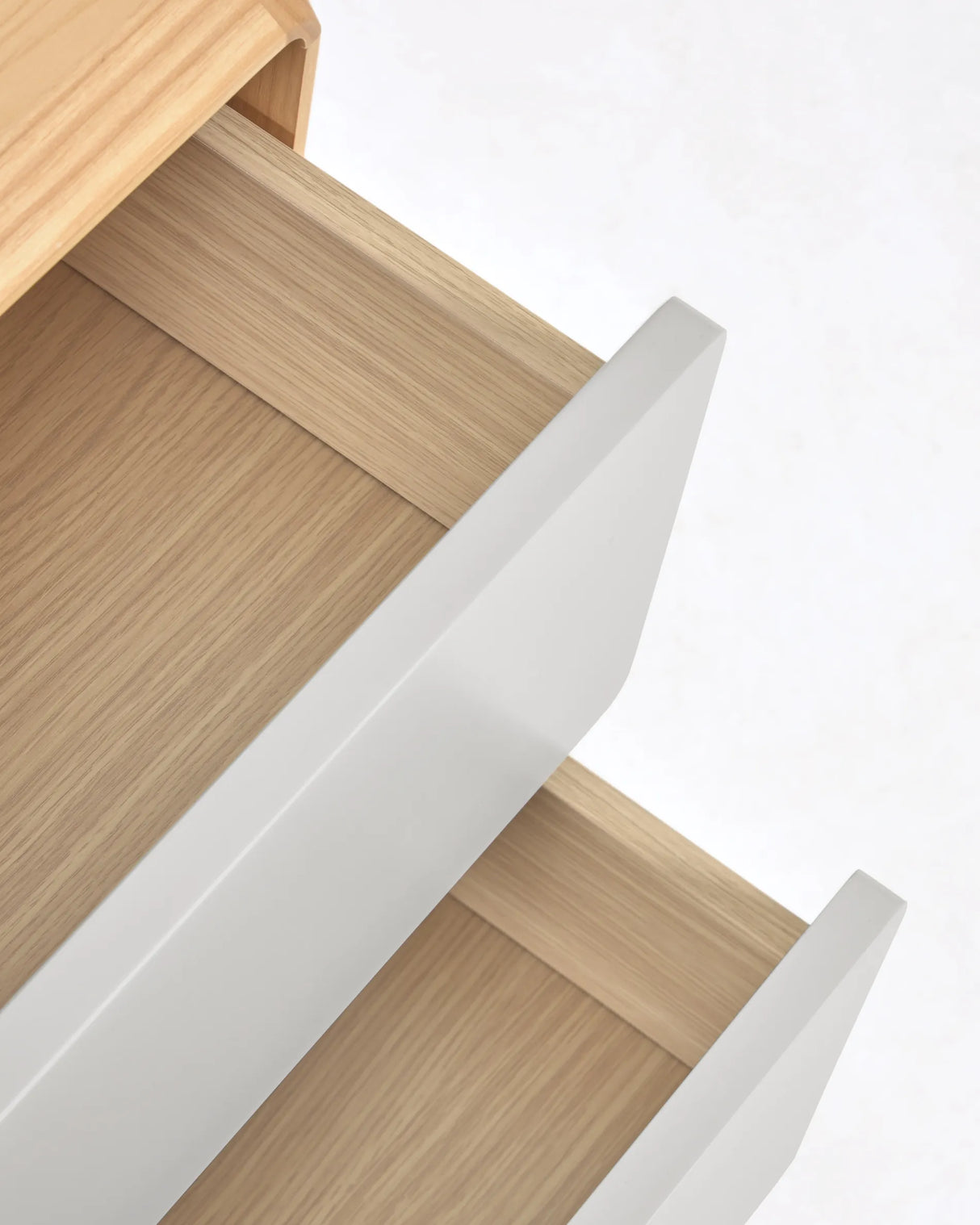 Anielle Nachttisch aus massiver Esche und Eschenfurnier 50 x 58,4 cm von Kave Home – Produktbild 10