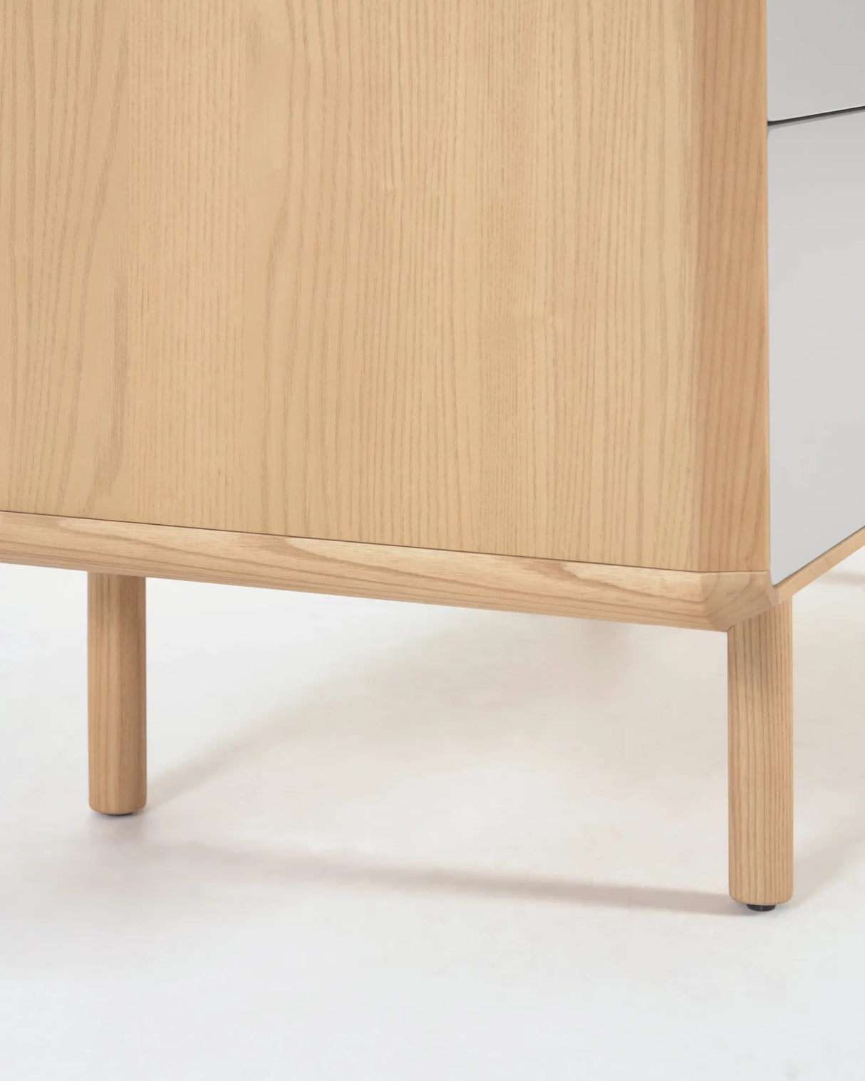 Anielle Nachttisch aus massiver Esche und Eschenfurnier 50 x 58,4 cm von Kave Home – Produktbild 2