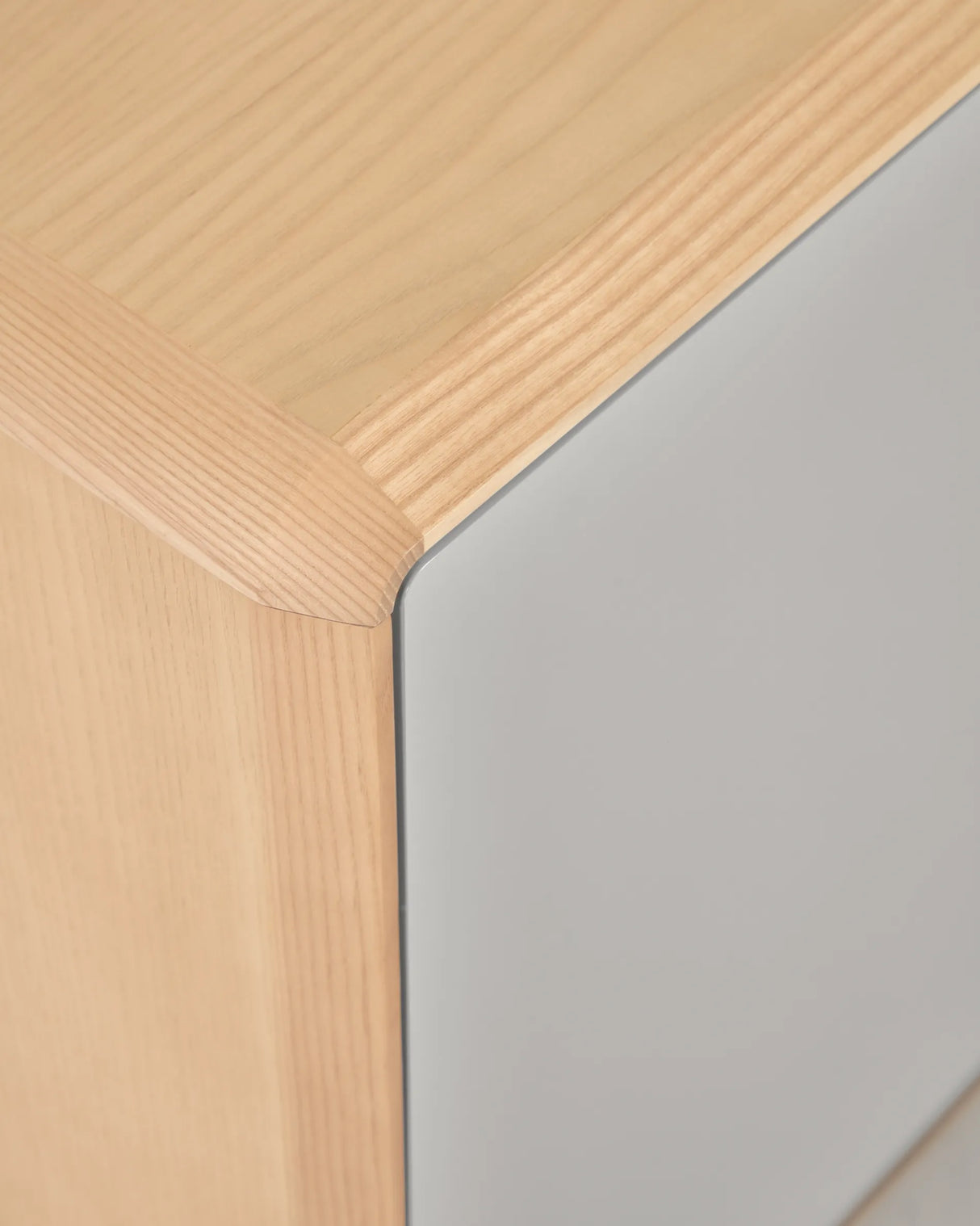 Anielle Nachttisch aus massiver Esche und Eschenfurnier 50 x 58,4 cm von Kave Home – Produktbild 3