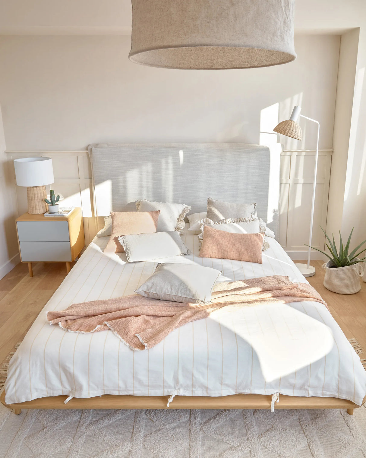 Anielle Nachttisch aus massiver Esche und Eschenfurnier 50 x 58,4 cm von Kave Home – Produktbild 5