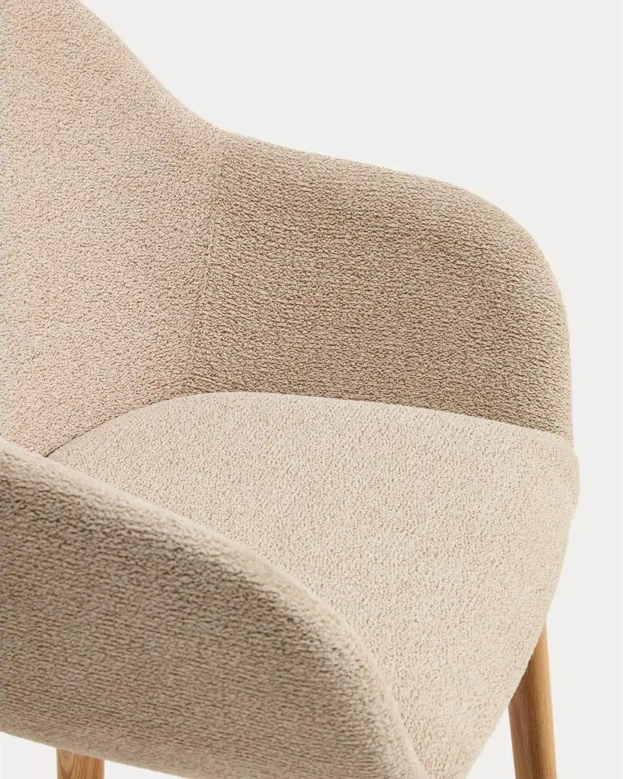 Armlehnenstuhl Meila mit Chenille und Beinen aus massivem Eschenholz in verschiedenen Finishes von Kave Home – Bild 9