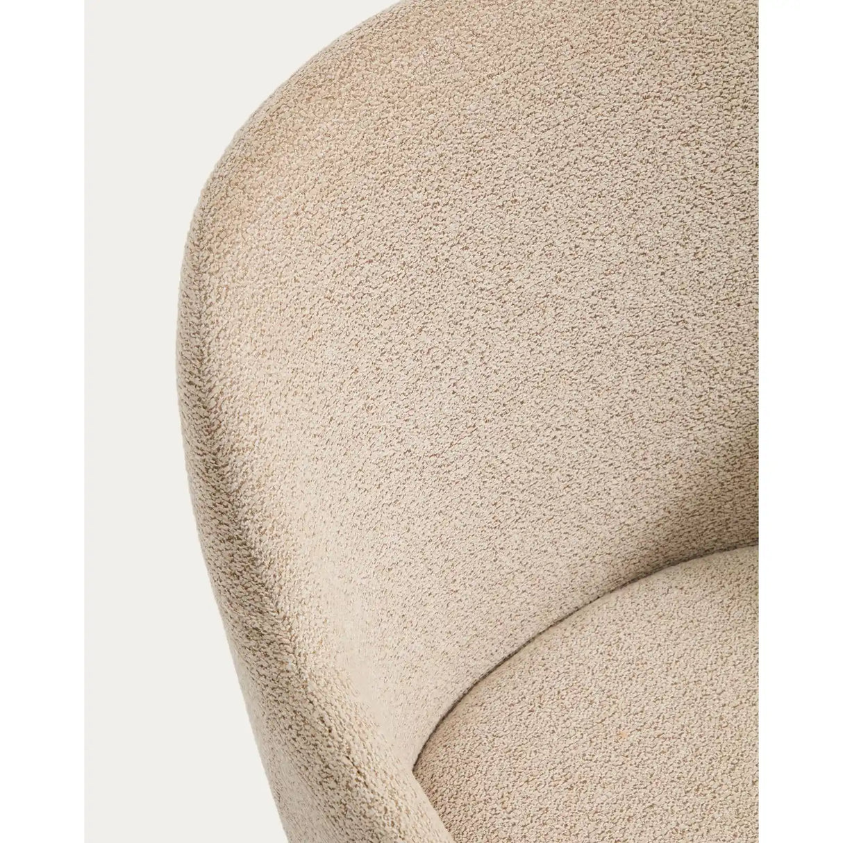 Armlehnenstuhl Meila mit beiger Chenille und Beinen aus massivem Eschenholz mit Nussbaumfinish von Kave Home – Bild 10