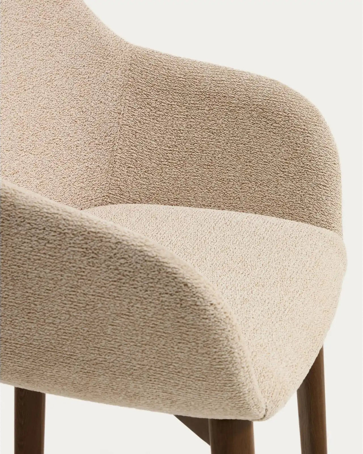 Armlehnenstuhl Meila mit beiger Chenille und Beinen aus massivem Eschenholz mit Nussbaumfinish von Kave Home – Bild 11