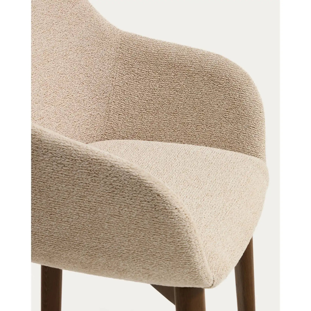 Armlehnenstuhl Meila mit beiger Chenille und Beinen aus massivem Eschenholz mit Nussbaumfinish von Kave Home – Bild 11