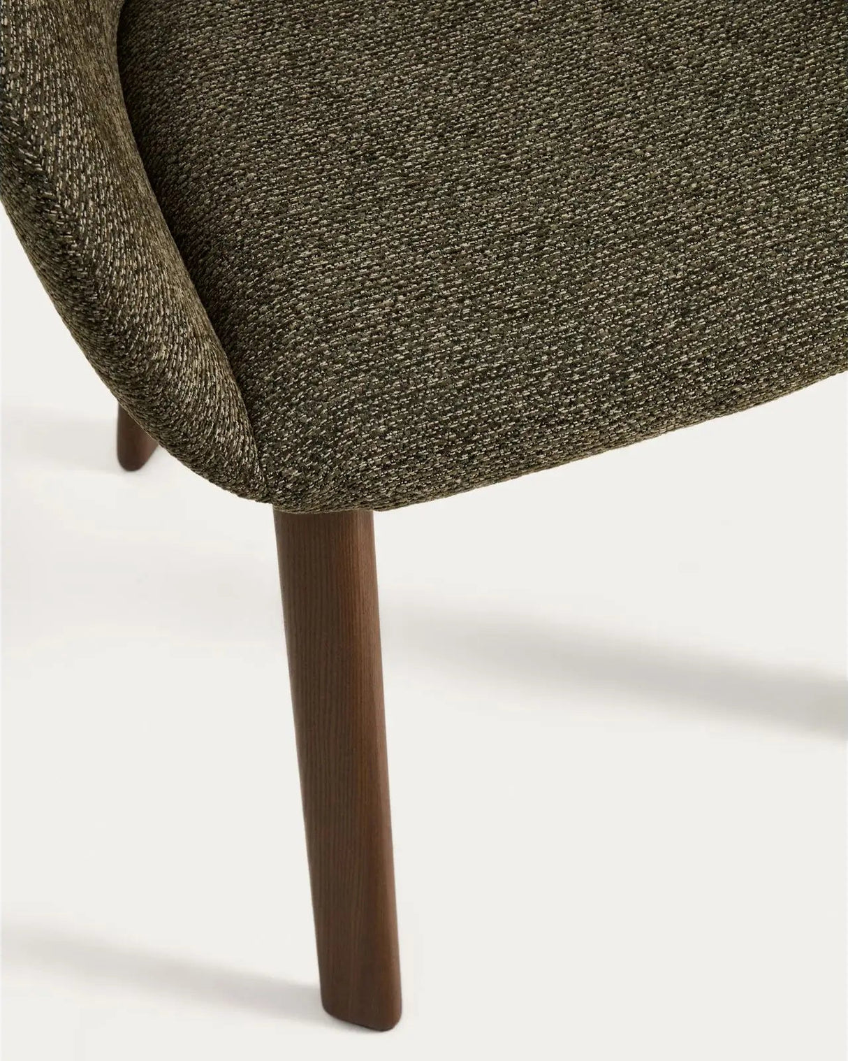 Armlehnenstuhl Meila mit grüner Chenille und Beinen aus massivem Eschenholz mit Nussbaumfinish von Kave Home – Bild 10