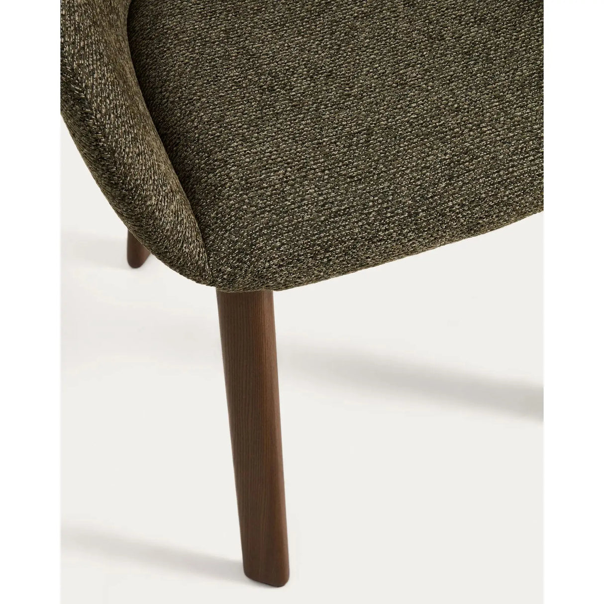 Armlehnenstuhl Meila mit grüner Chenille und Beinen aus massivem Eschenholz mit Nussbaumfinish von Kave Home – Bild 10