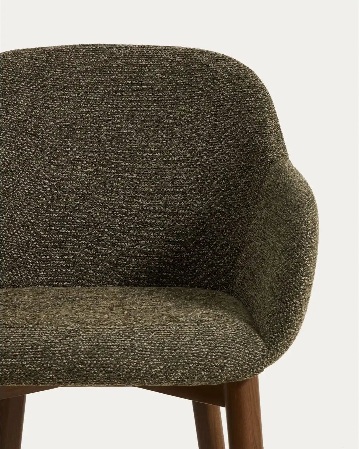 Armlehnenstuhl Meila mit grüner Chenille und Beinen aus massivem Eschenholz mit Nussbaumfinish von Kave Home – Bild 7