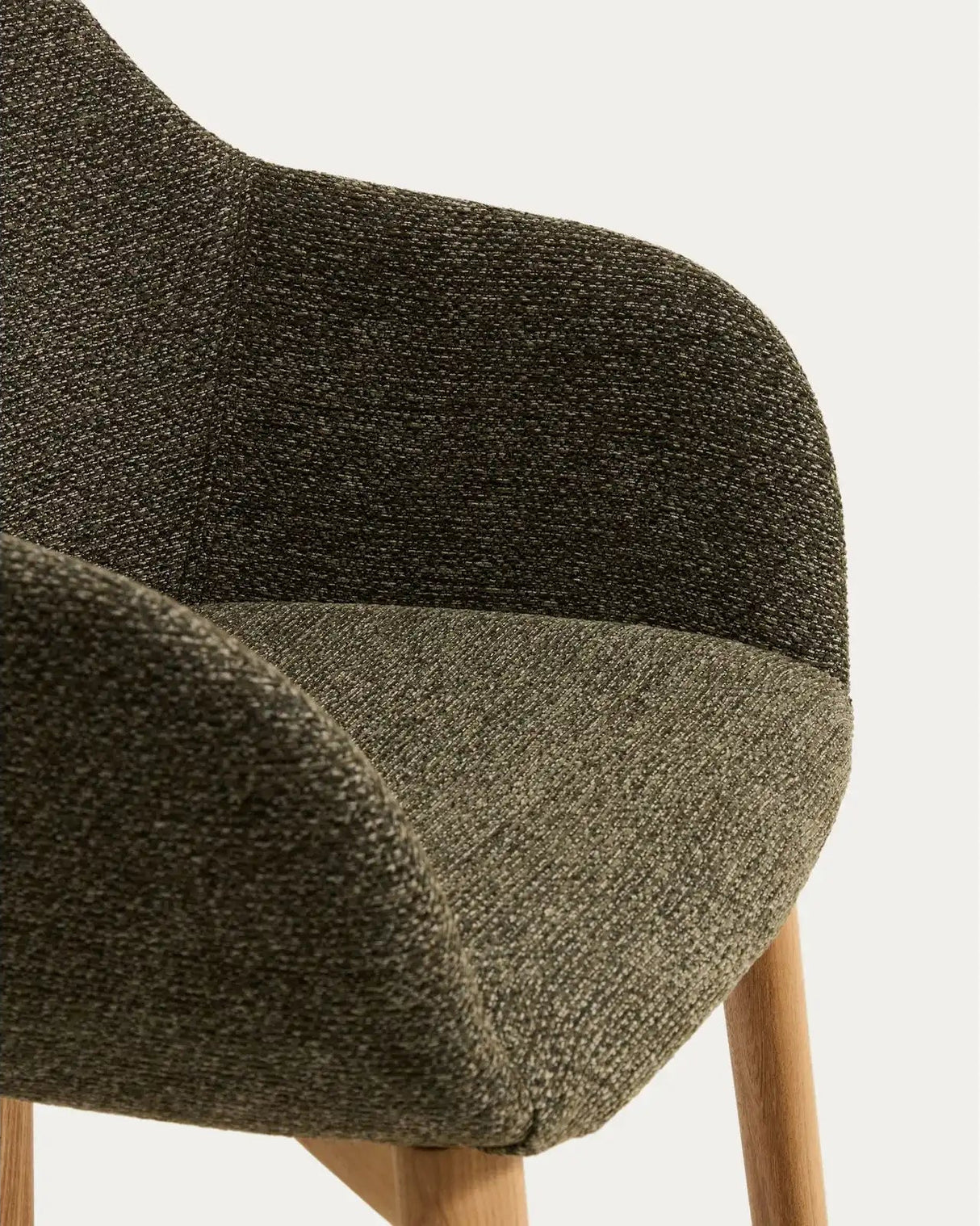 Armlehnenstuhl Meila mit grüner Chenille und Beinen aus massivem Eschenholz mit naturfarbenem Finish von Kave Home – Bild 10