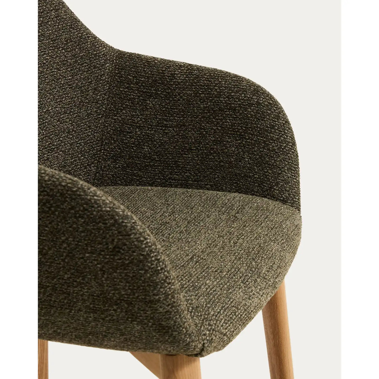 Armlehnenstuhl Meila mit grüner Chenille und Beinen aus massivem Eschenholz mit naturfarbenem Finish von Kave Home – Bild 10