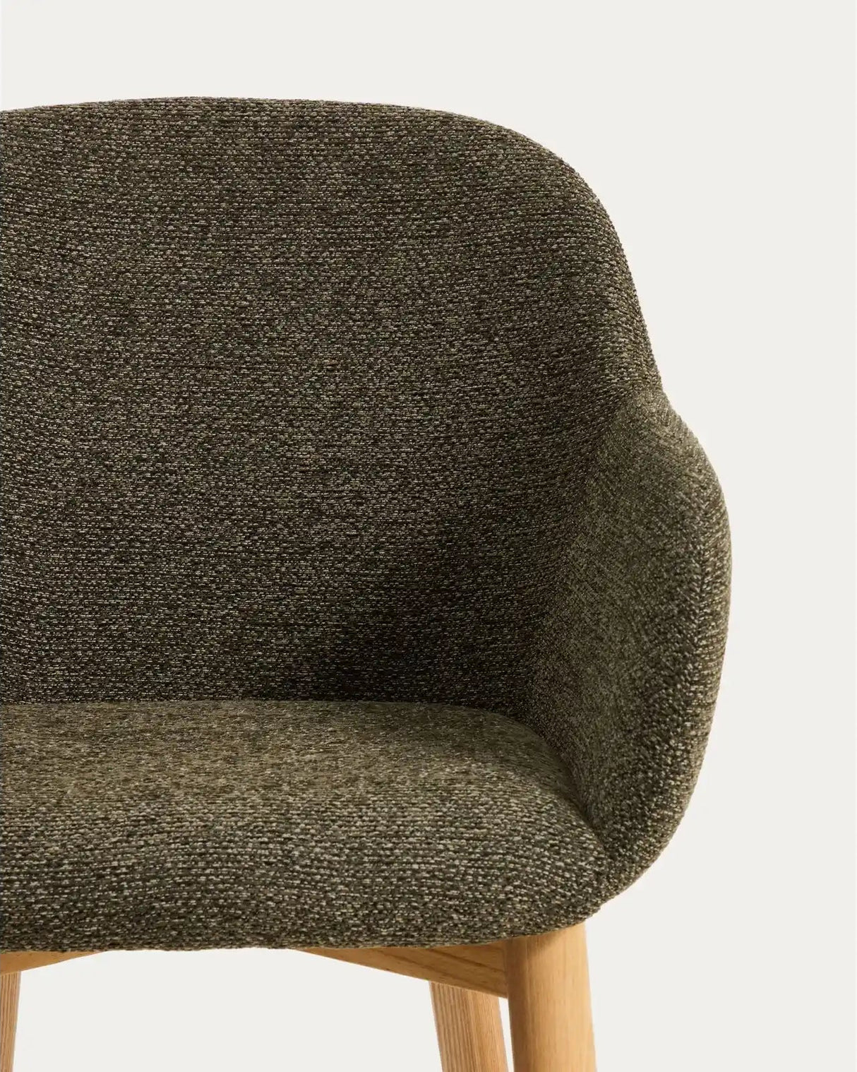 Armlehnenstuhl Meila mit grüner Chenille und Beinen aus massivem Eschenholz mit naturfarbenem Finish von Kave Home – Bild 8