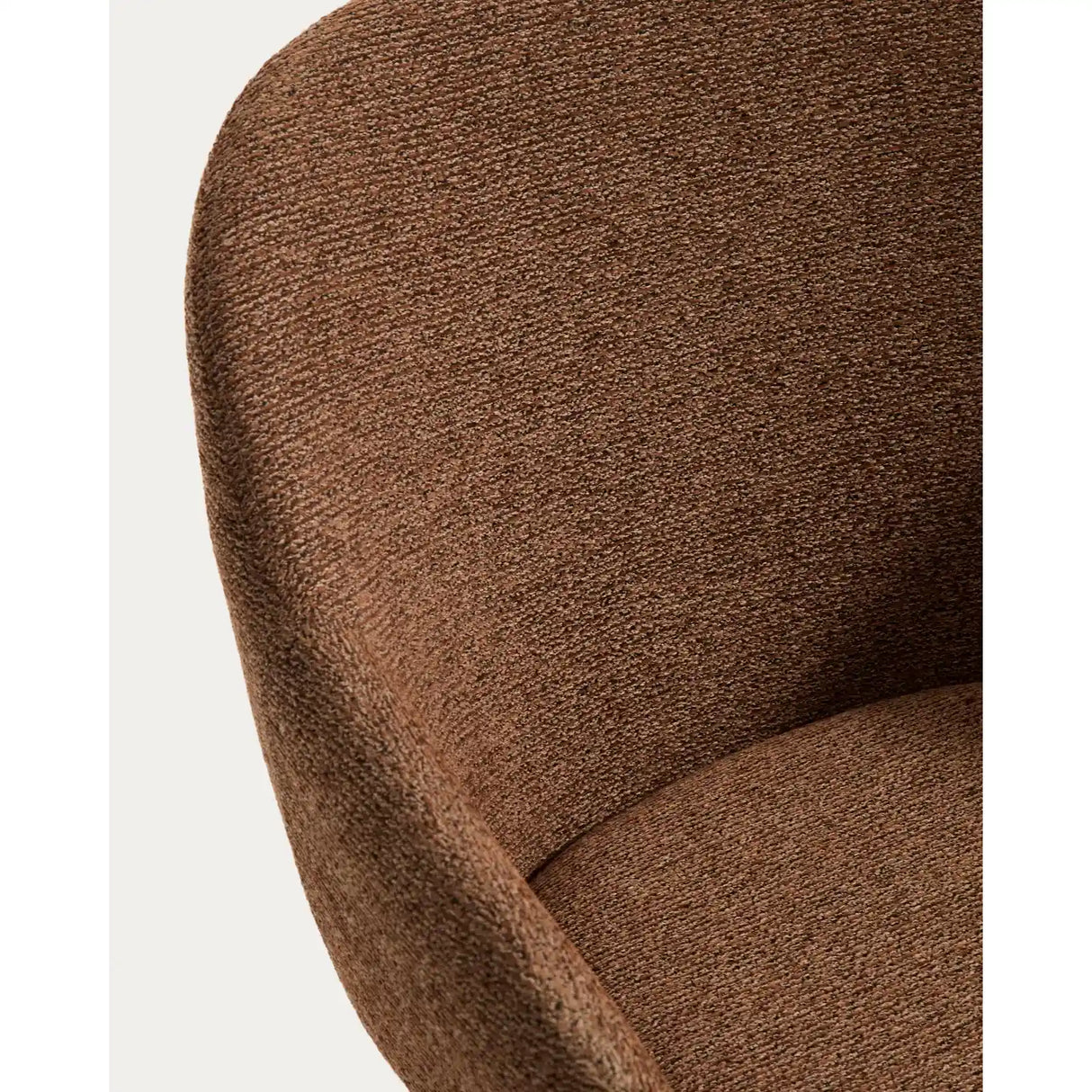 Armlehnenstuhl Meila mit terrakottafarbener Chenille und Beinen aus massivem Eschenholz mit Nussbaumfinish von Kave Home – Bild 10