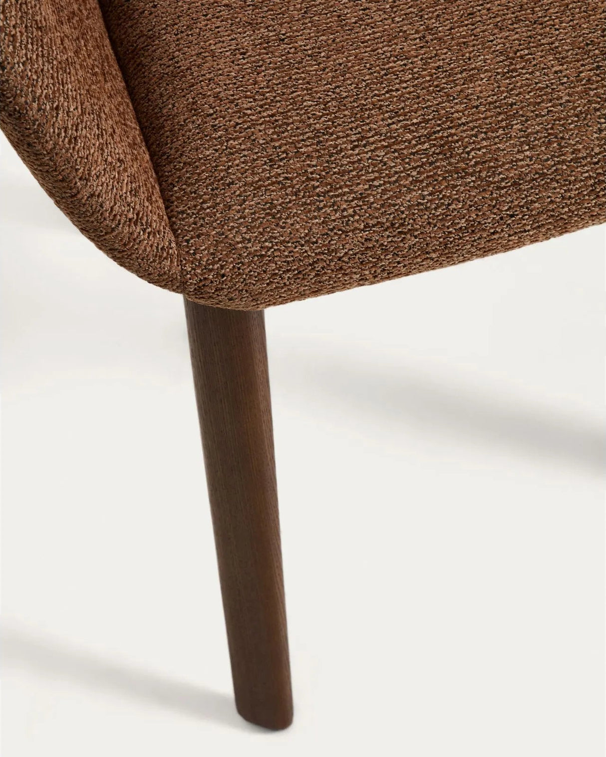 Armlehnenstuhl Meila mit terrakottafarbener Chenille und Beinen aus massivem Eschenholz mit Nussbaumfinish von Kave Home – Bild 11