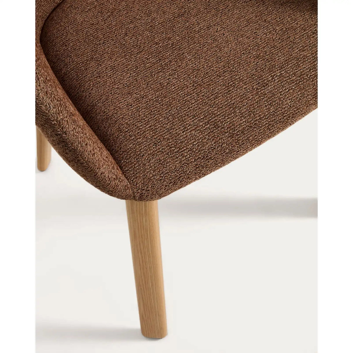 Armlehnenstuhl Meila mit terrakottafarbener Chenille und Beinen aus massivem Eschenholz mit naturfarbenem Finish von Kave Home – Bild 10