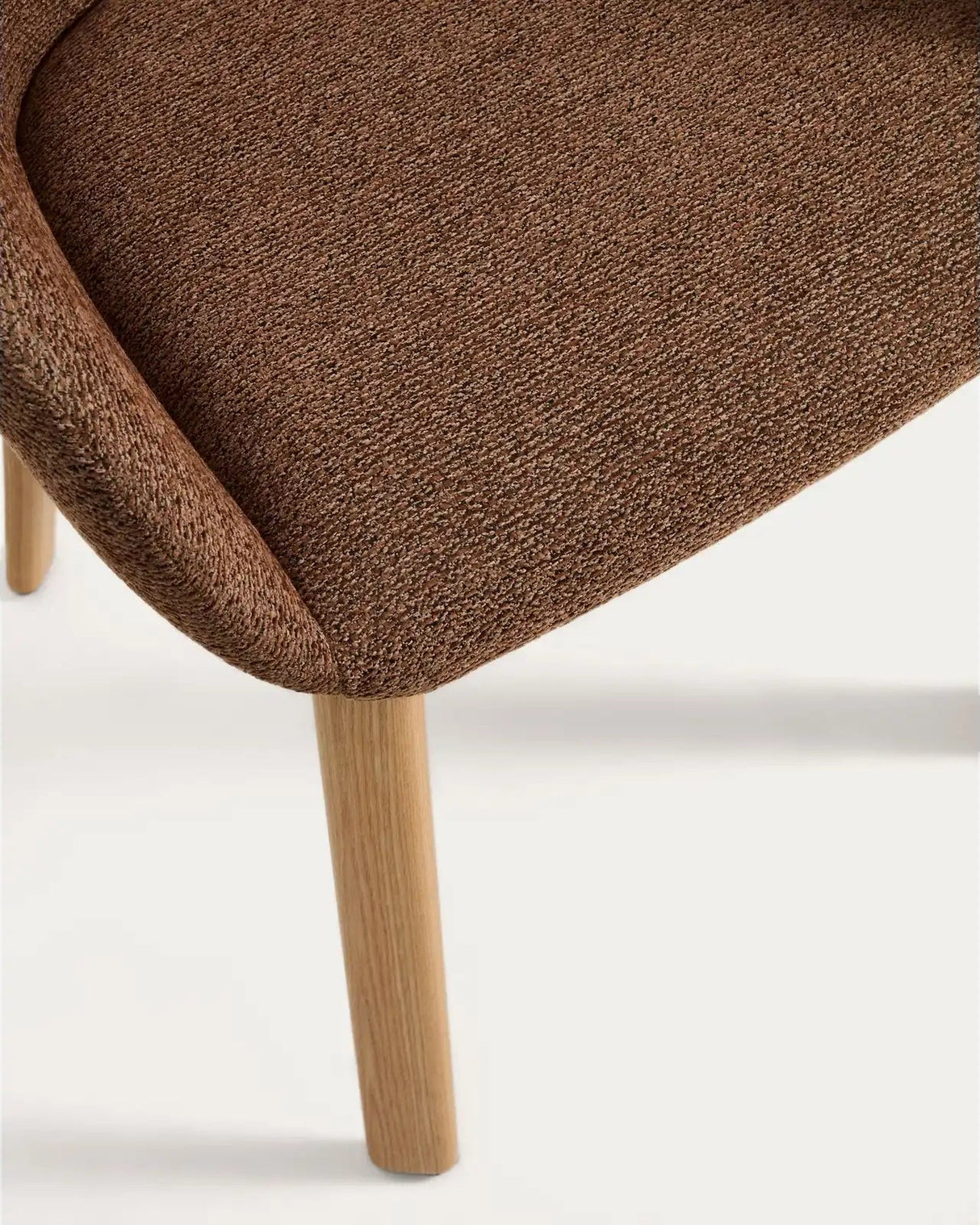 Armlehnenstuhl Meila mit terrakottafarbener Chenille und Beinen aus massivem Eschenholz mit naturfarbenem Finish von Kave Home – Bild 10