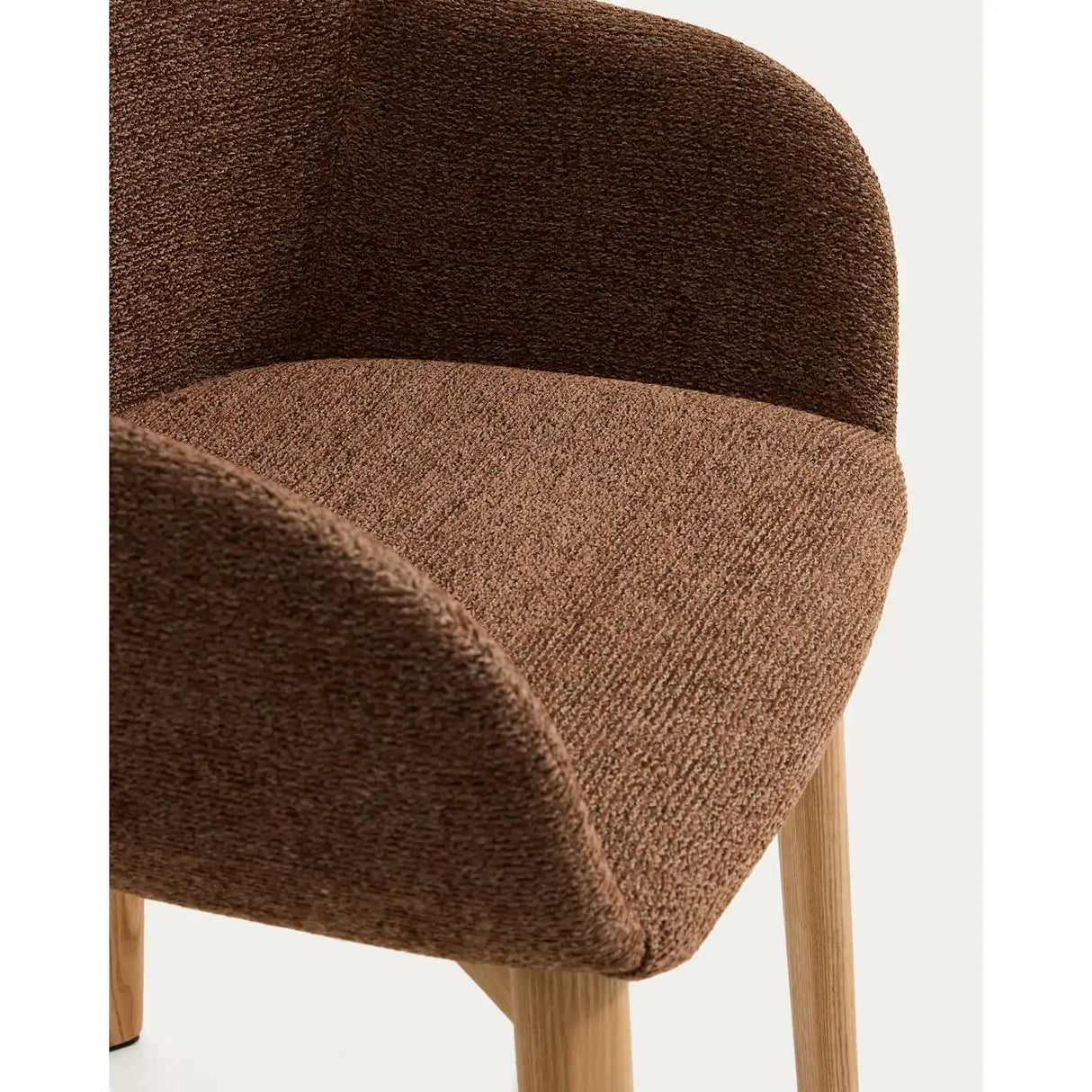Armlehnenstuhl Meila mit terrakottafarbener Chenille und Beinen aus massivem Eschenholz mit naturfarbenem Finish von Kave Home – Bild 9