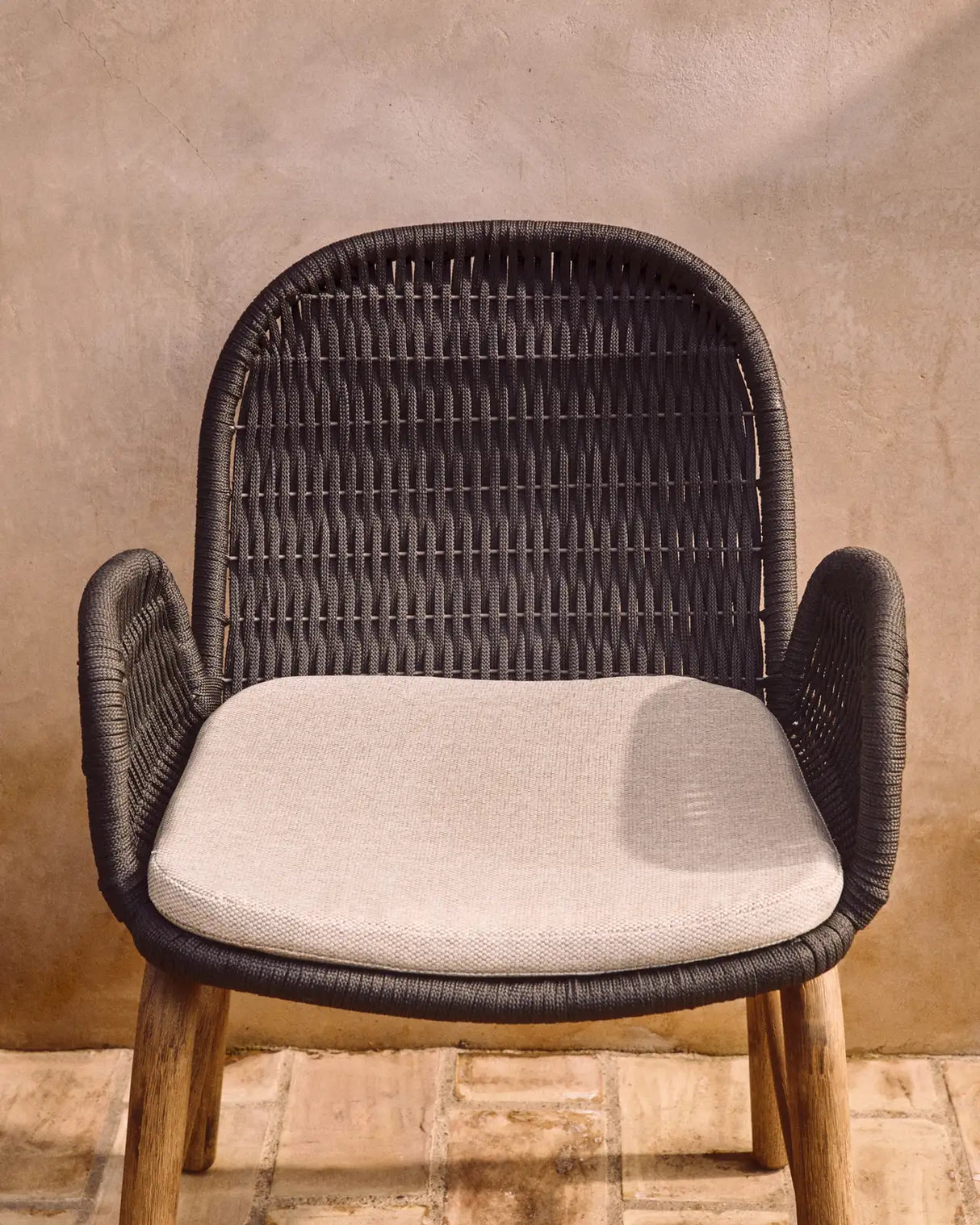 Armlehnstuhl Alipa aus massivem Akazienholz und dunkelgrauem Seil, FSC 100 % von Kave Home – Bild 4