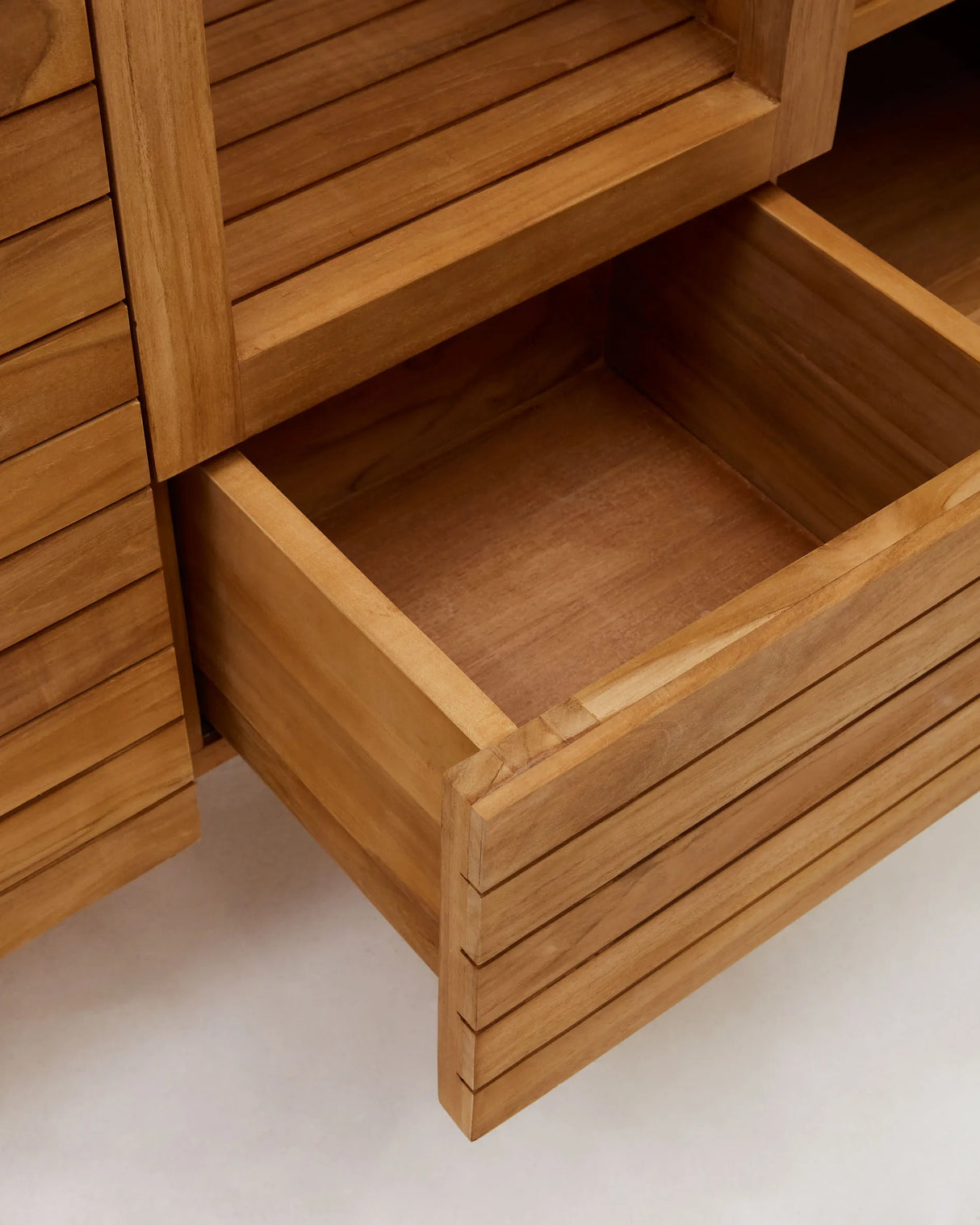 Badezimmermöbel Neria aus massivem Teakholz natürlichem Finish 120 x 45 cm von Kave Home – Produktbild 2