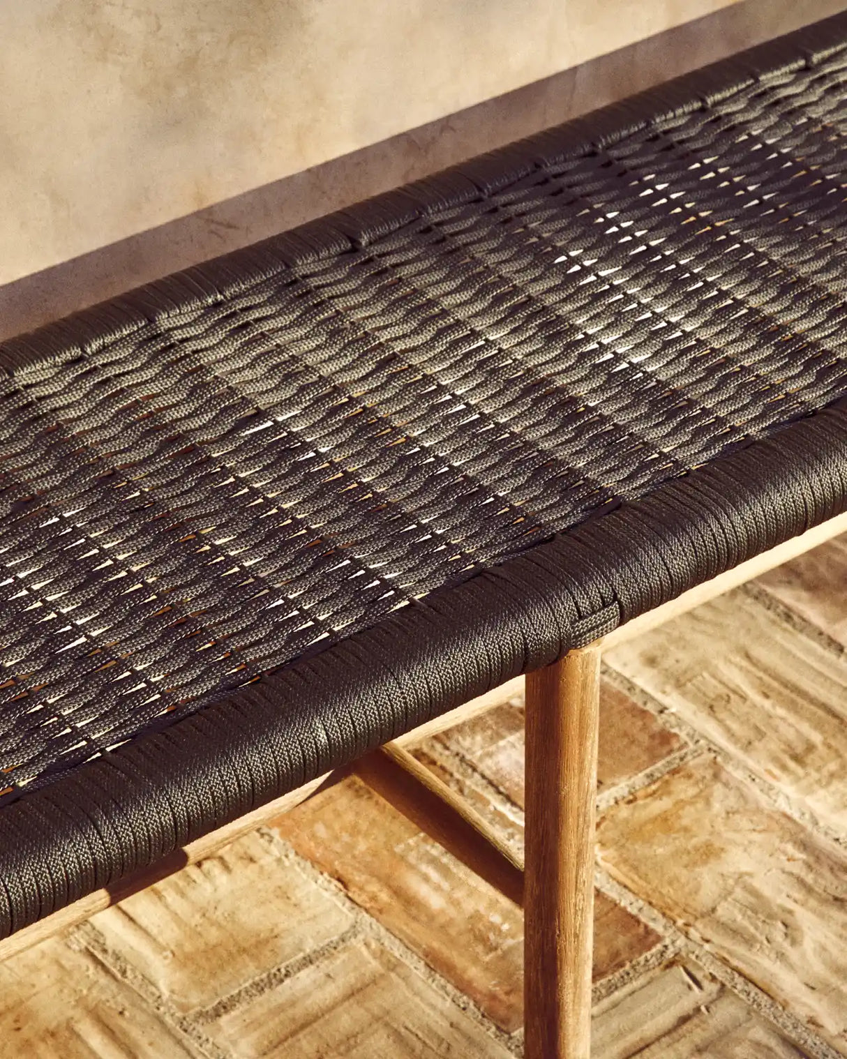 Bank Alipa aus massivem Akazienholz und dunkelgrauem Seil, 200 cm, FSC 100 % von Kave Home – Bild 3