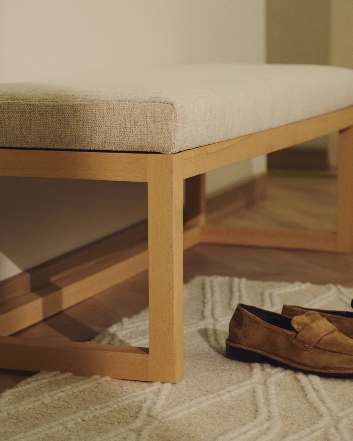 Bank Loya aus beiger Chenille und Buchenholz 128 cm von Kave Home – Produktbild 3