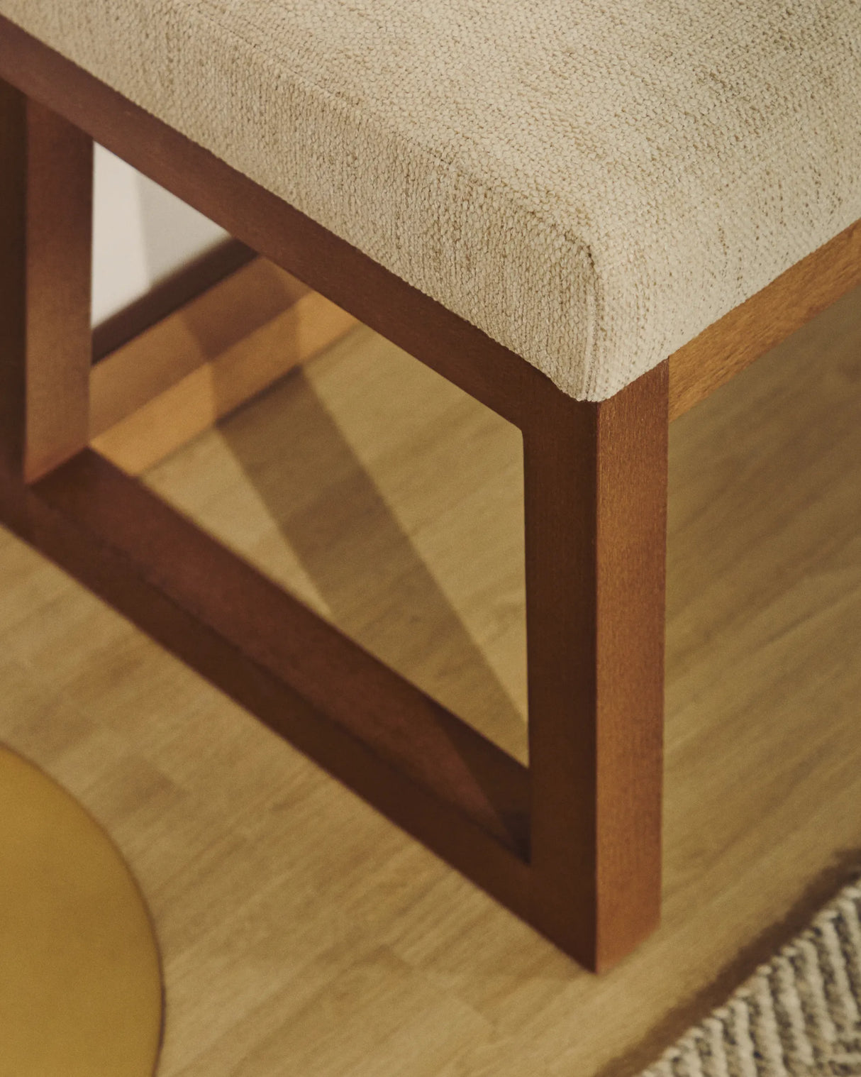 Bank Loya aus beiger Chenille und Buchenholz mit Nussbaum-Finish 128 cm von Kave Home – Produktbild 3