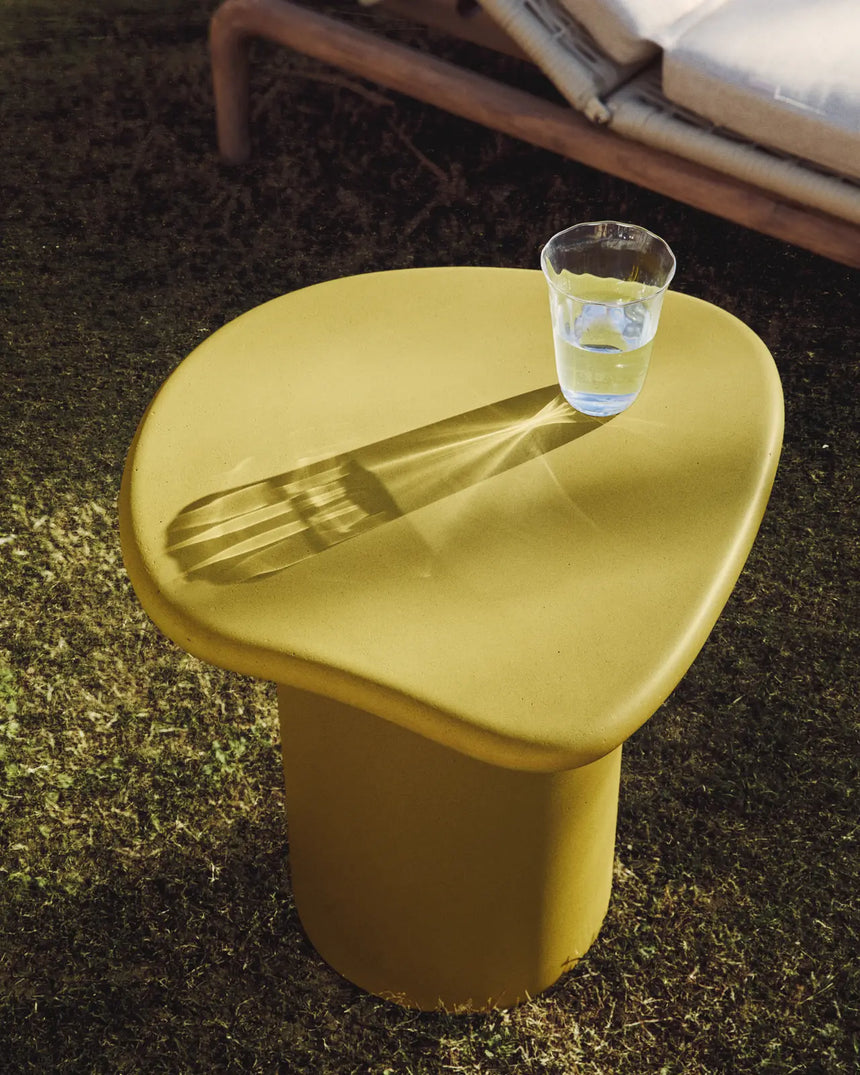 Beistelltisch Macarella aus senfgelbem Zement, 48 x 47 cm von Kave Home – Bild 3