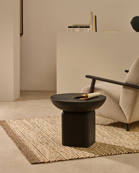 Beistelltisch Ovak aus massivem Akazienholz mit schwarzem Finish, FSC 100%, Ø50 cm von Kave Home – Produktbild 2