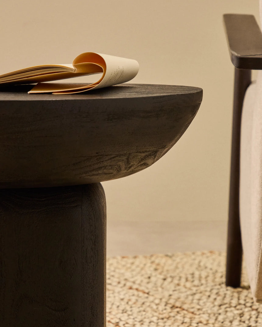 Beistelltisch Ovak aus massivem Akazienholz mit schwarzem Finish, FSC 100%, Ø50 cm von Kave Home – Produktbild 3