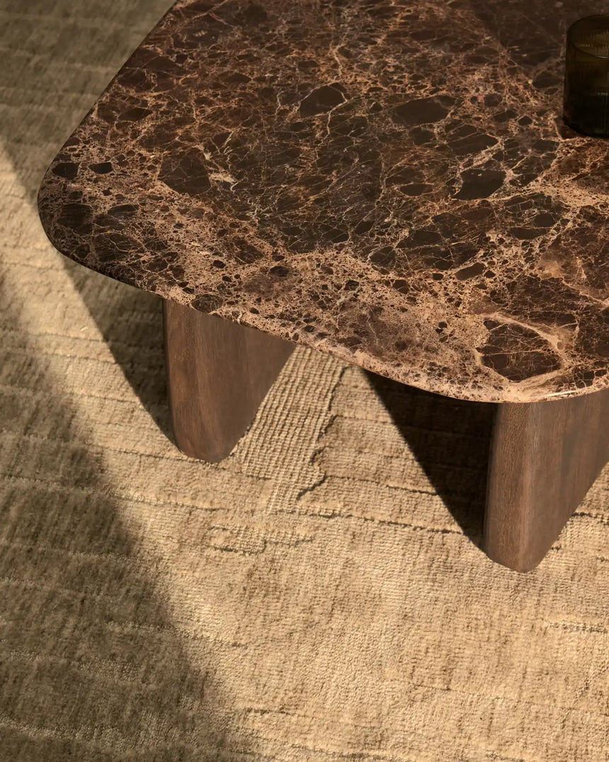 Beistelltisch Pirita aus braunem Marmor mit Beinen aus massivem Eichenholz, 71 x 70 cm, FSC 100 % von Kave Home – Bild 3
