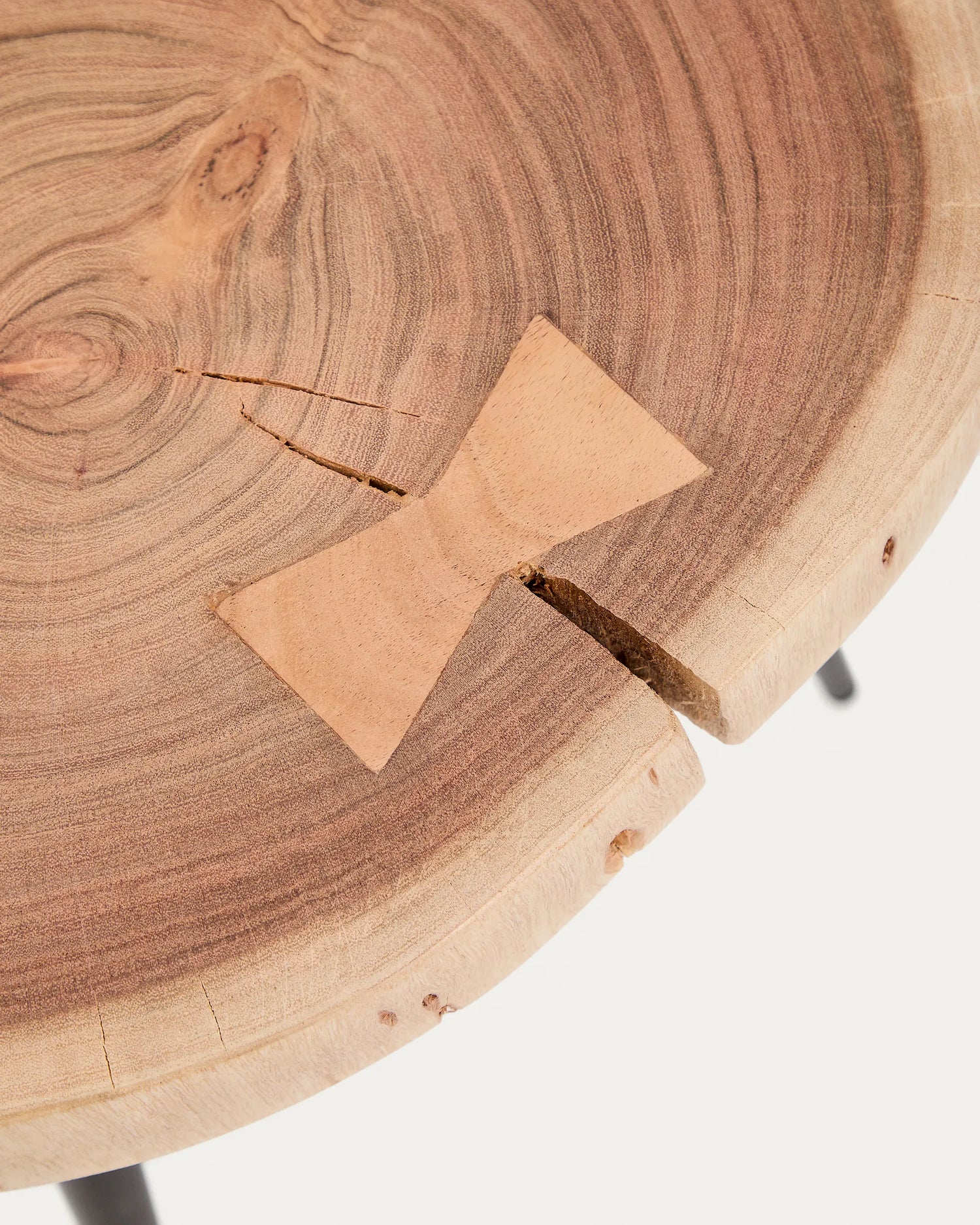 Beistelltisch Tanive aus massivem Akazienholz mit gebleichtem Finish und schwarzen Stahlbeinen Ø 35 cm von Kave Home – Produktbild 6