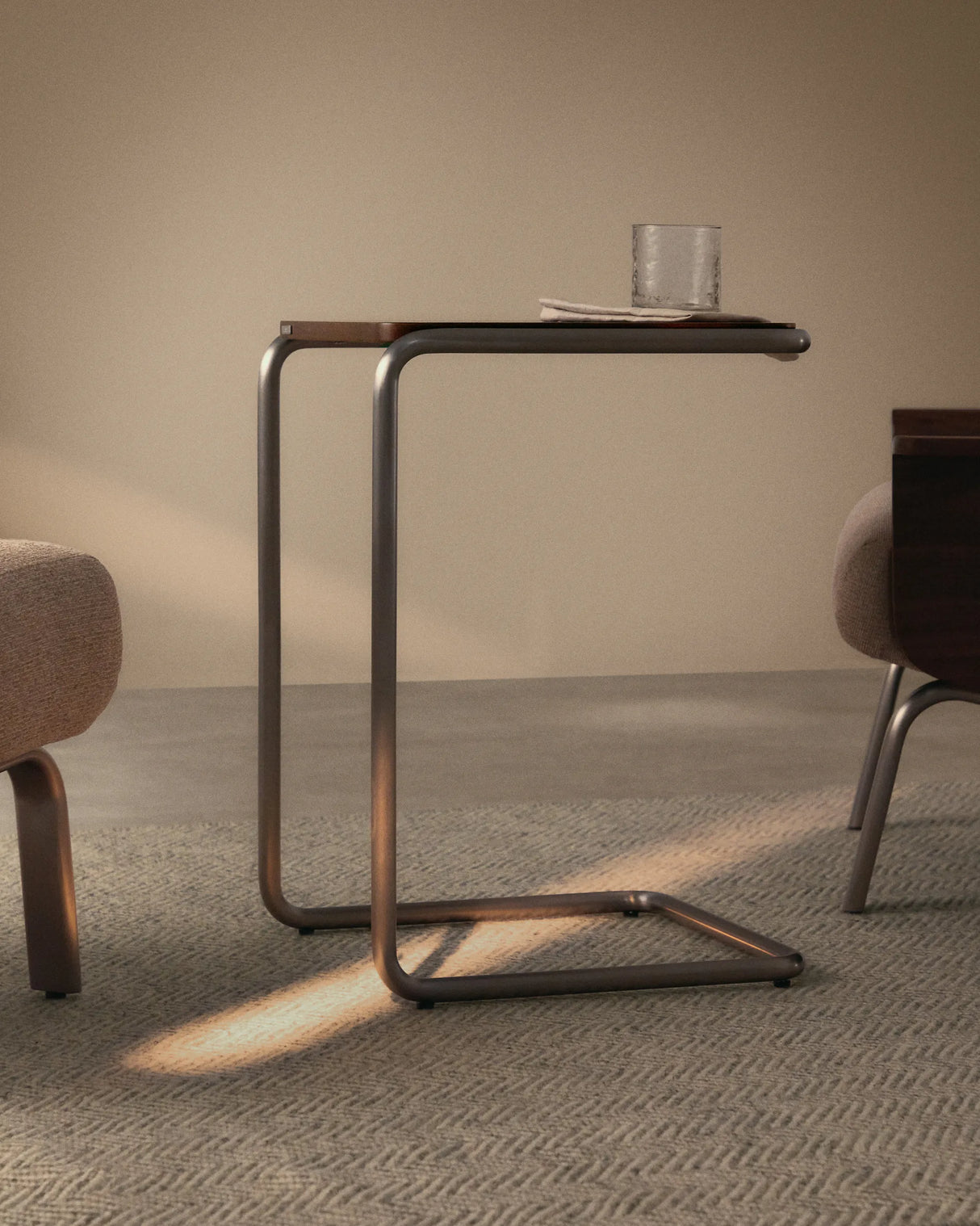 Beistelltisch Tarsel aus Nussbaumfurnier FSC 100% mit Gestell aus gebürstetem Edelstahl 42 x 60 cm von Kave Home – Produktbild 3