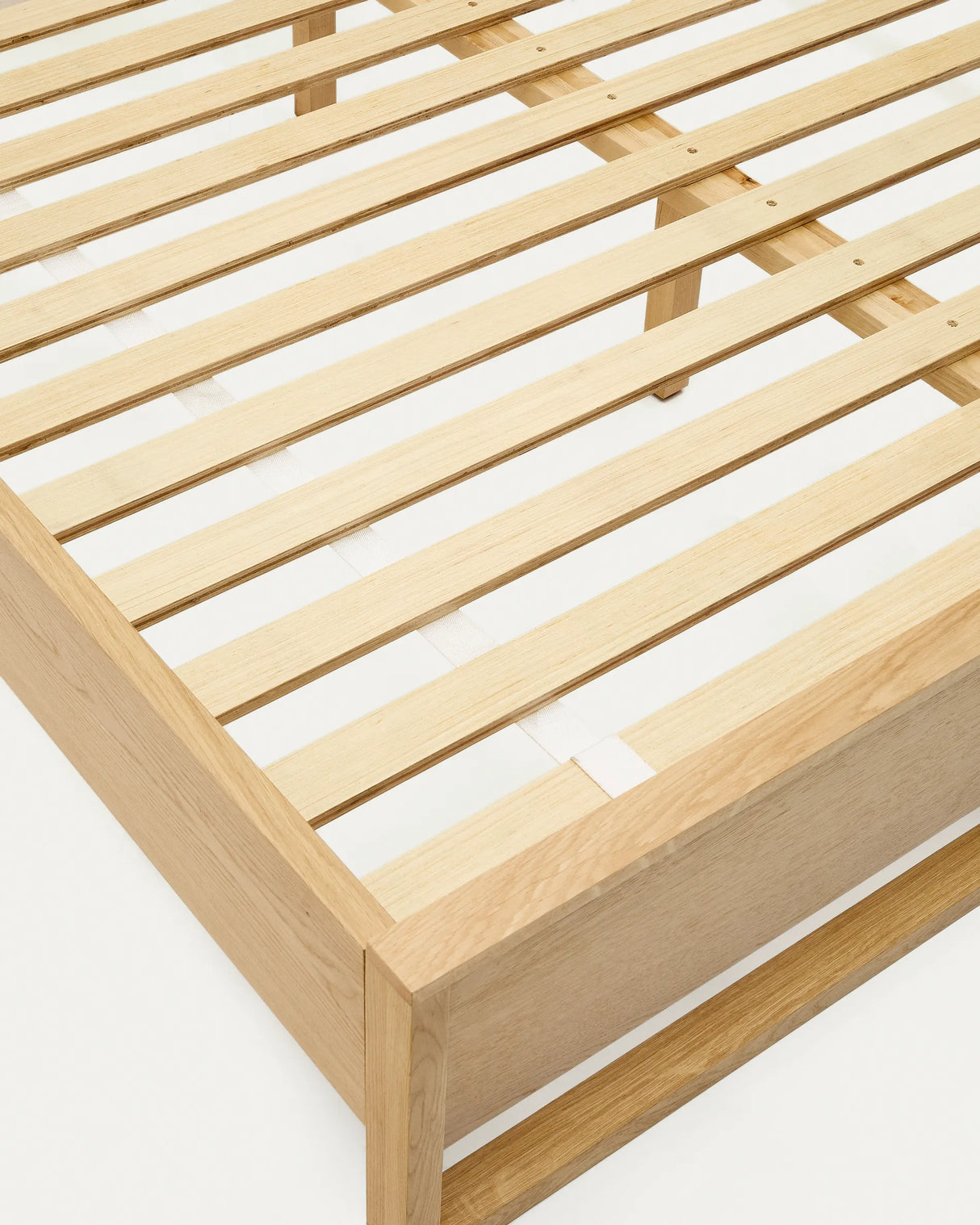 Bett Alguema aus Eichenfurnier mit naturfarbenem Finish für eine 90 x 190 cm große Matratze von Kave Home – Produktbild 4