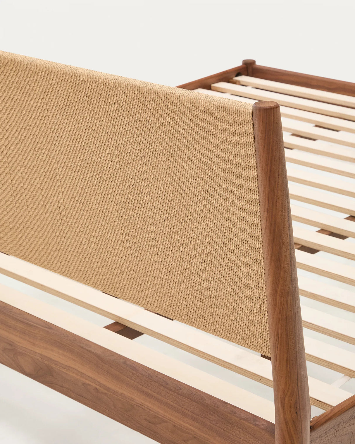 Bett Elan aus Furnier und massivem Walnussholz mit Seil Matratze 160 x 200 cm FSC Mix Credit von Kave Home – Produktbild 5
