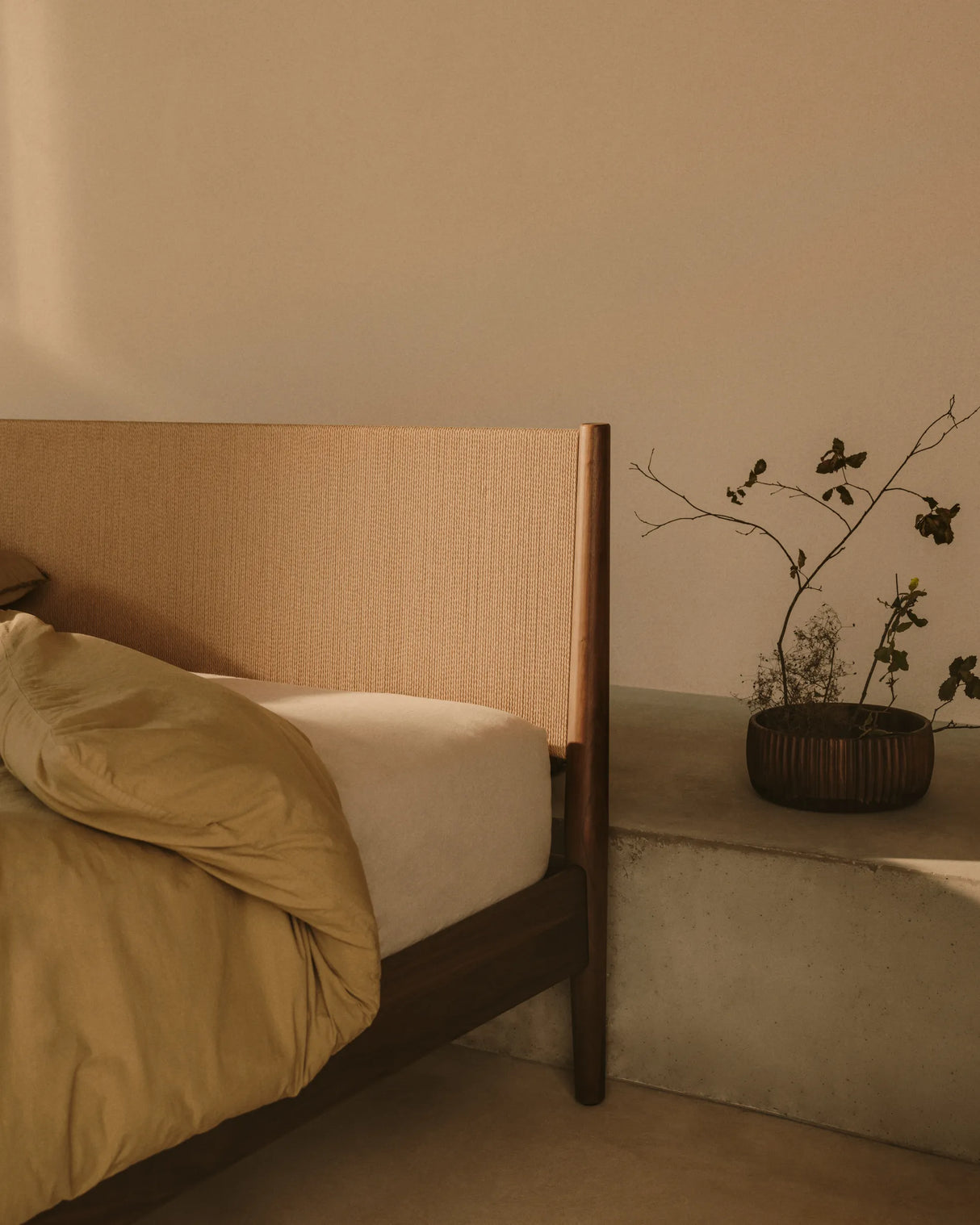 Bett Elan aus Furnier und massivem Walnussholz mit Seil Matratze 180 x 200 cm FSC Mix Credit von Kave Home – Produktbild 8