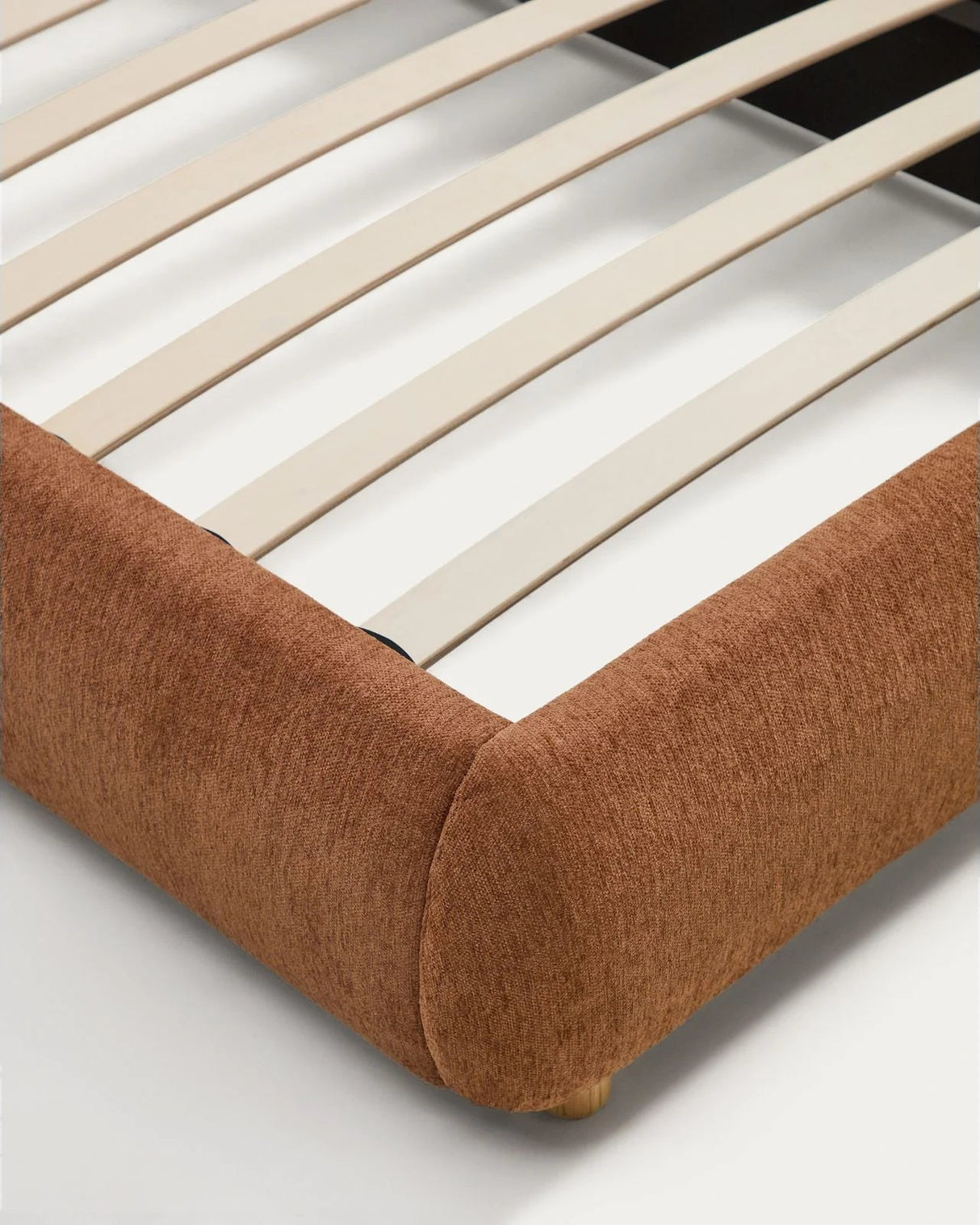 Bett Elerio mit dezent kupferfarbener Chenille für Matratzengröße 90 x 200 cm von Kave Home – Bild 8